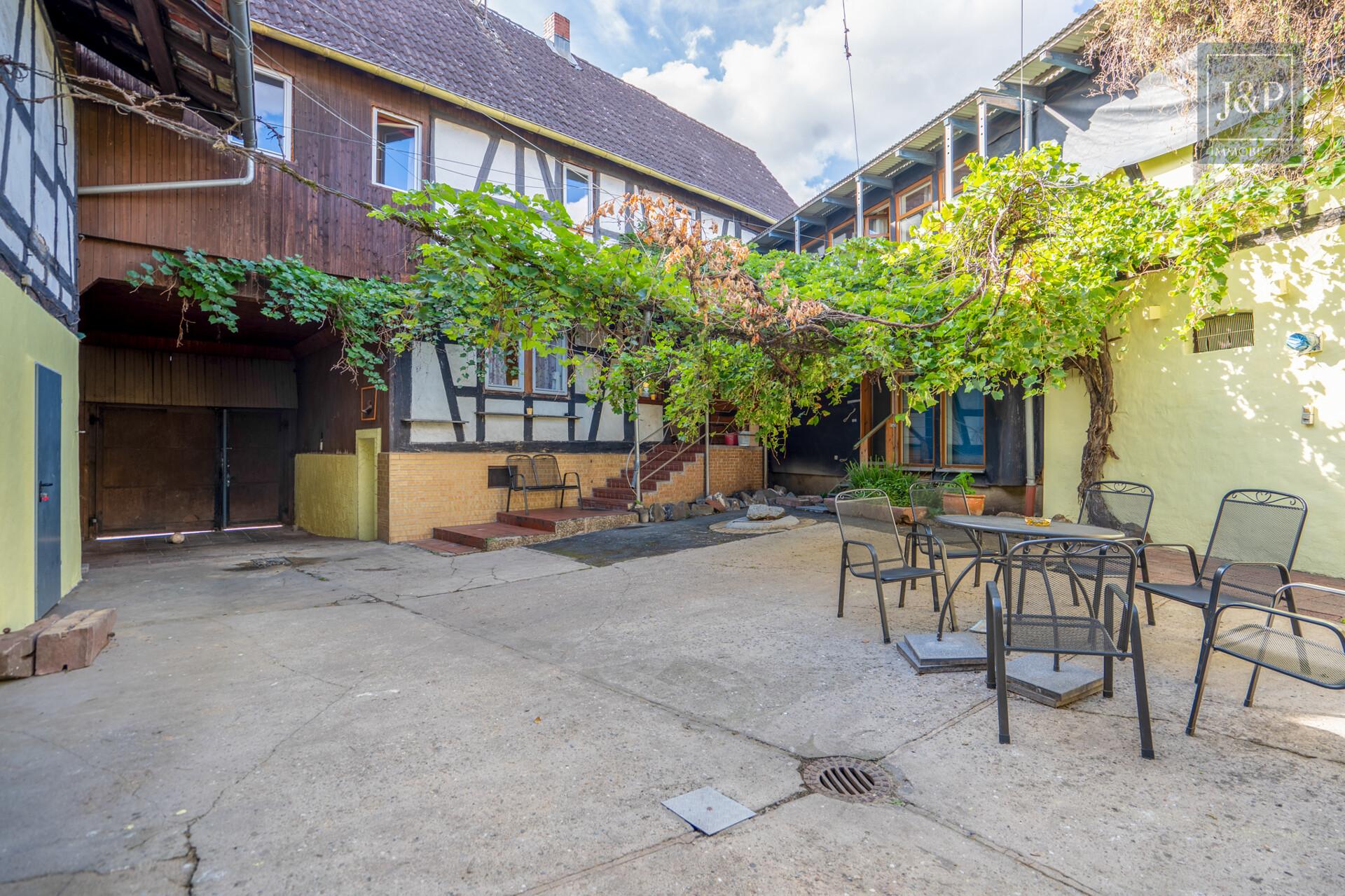 Viel Platz für Familie & Beruf: Fachwerkhaus mit Einliegerwohnung und Hof! - Hof