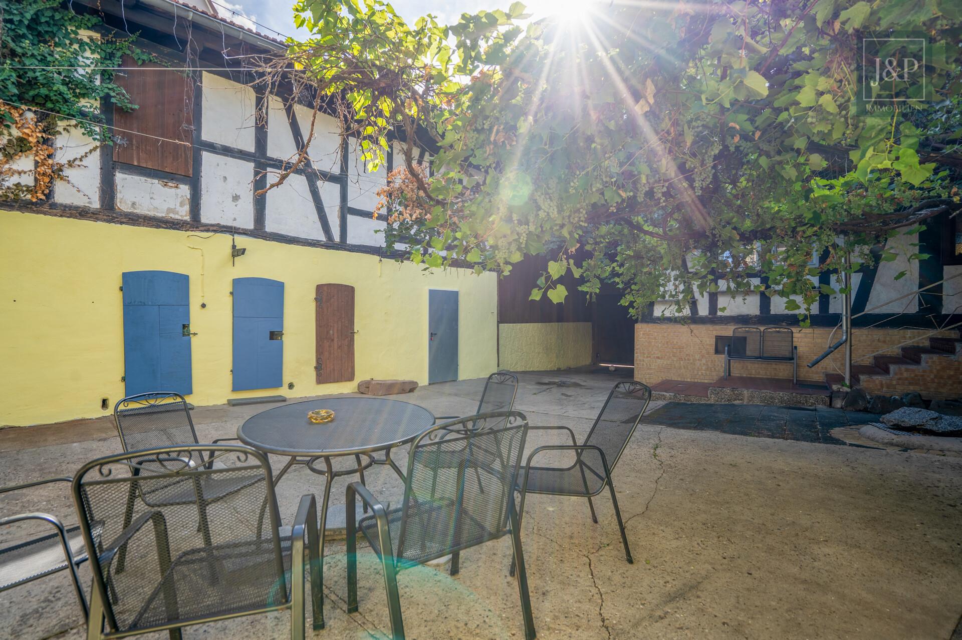 Viel Platz für Familie & Beruf: Fachwerkhaus mit Einliegerwohnung und Hof! - Hof