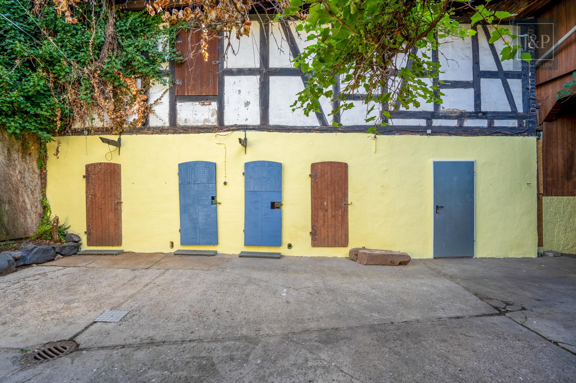 Viel Platz für Familie & Beruf: Fachwerkhaus mit Einliegerwohnung und Hof! - Hof