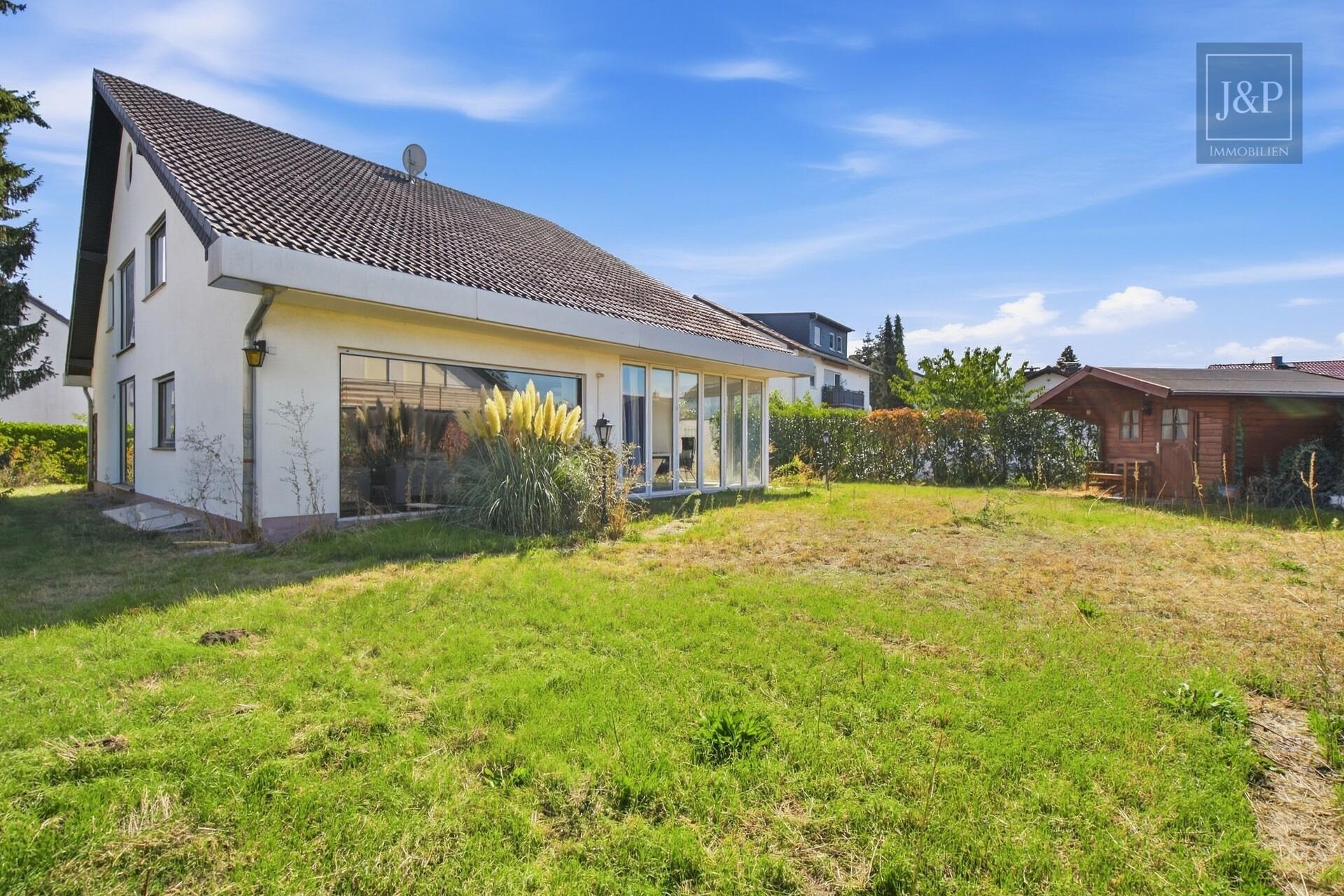 Traumhaftes Platzangebot für die ganze Familie: 230 m² Wohnkomfort mit Wintergarten, Balkon & Doppelgarage - Garten