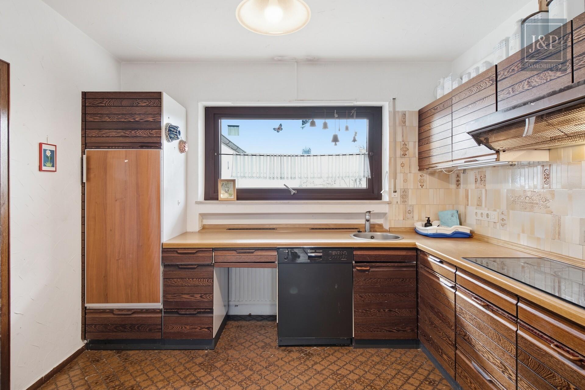Traumhaftes Platzangebot für die ganze Familie: 230 m² Wohnkomfort mit Wintergarten, Balkon & Doppelgarage - Küche
