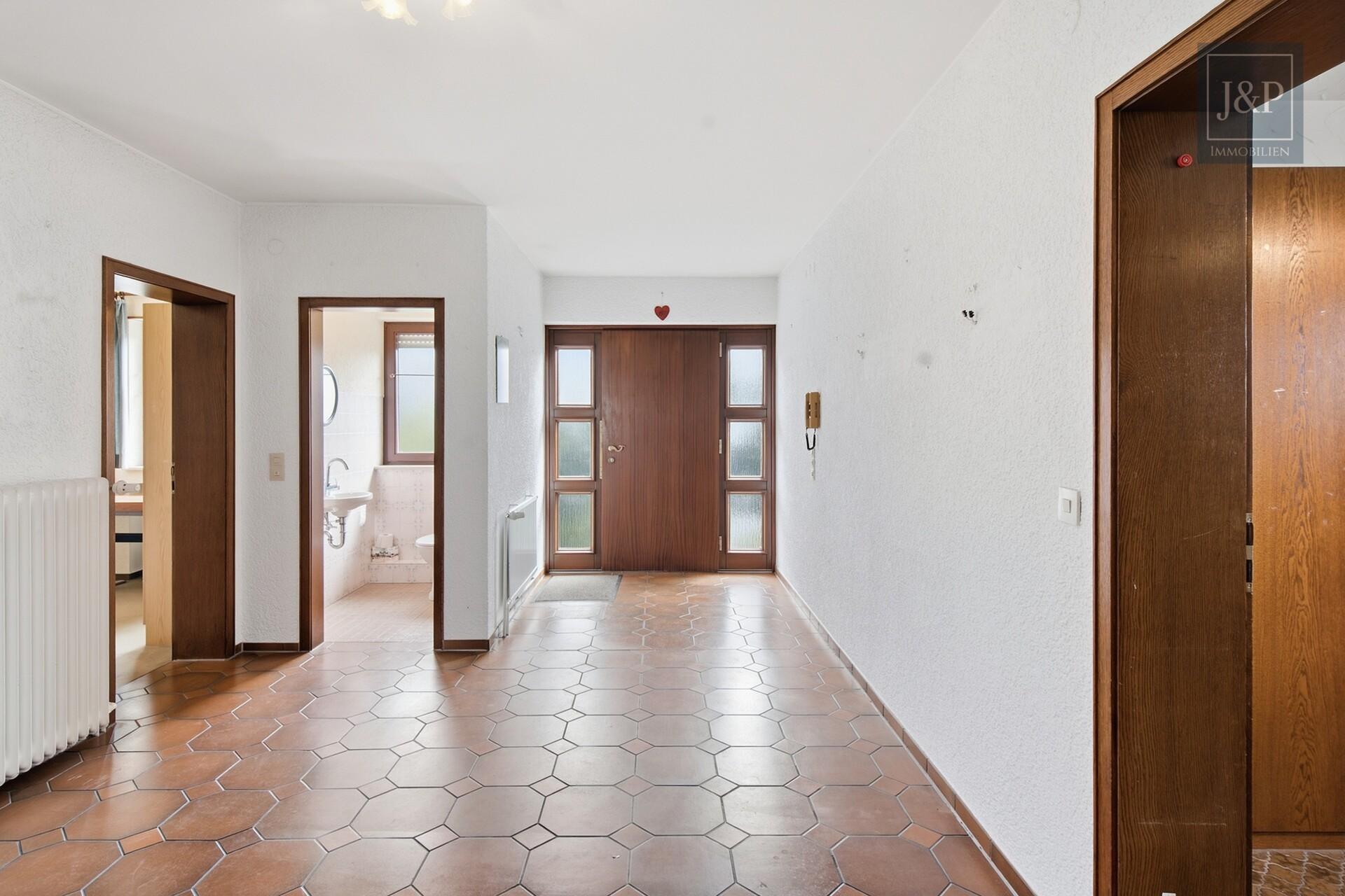 Traumhaftes Platzangebot für die ganze Familie: 230 m² Wohnkomfort mit Wintergarten, Balkon & Doppelgarage - Eingangsbereich