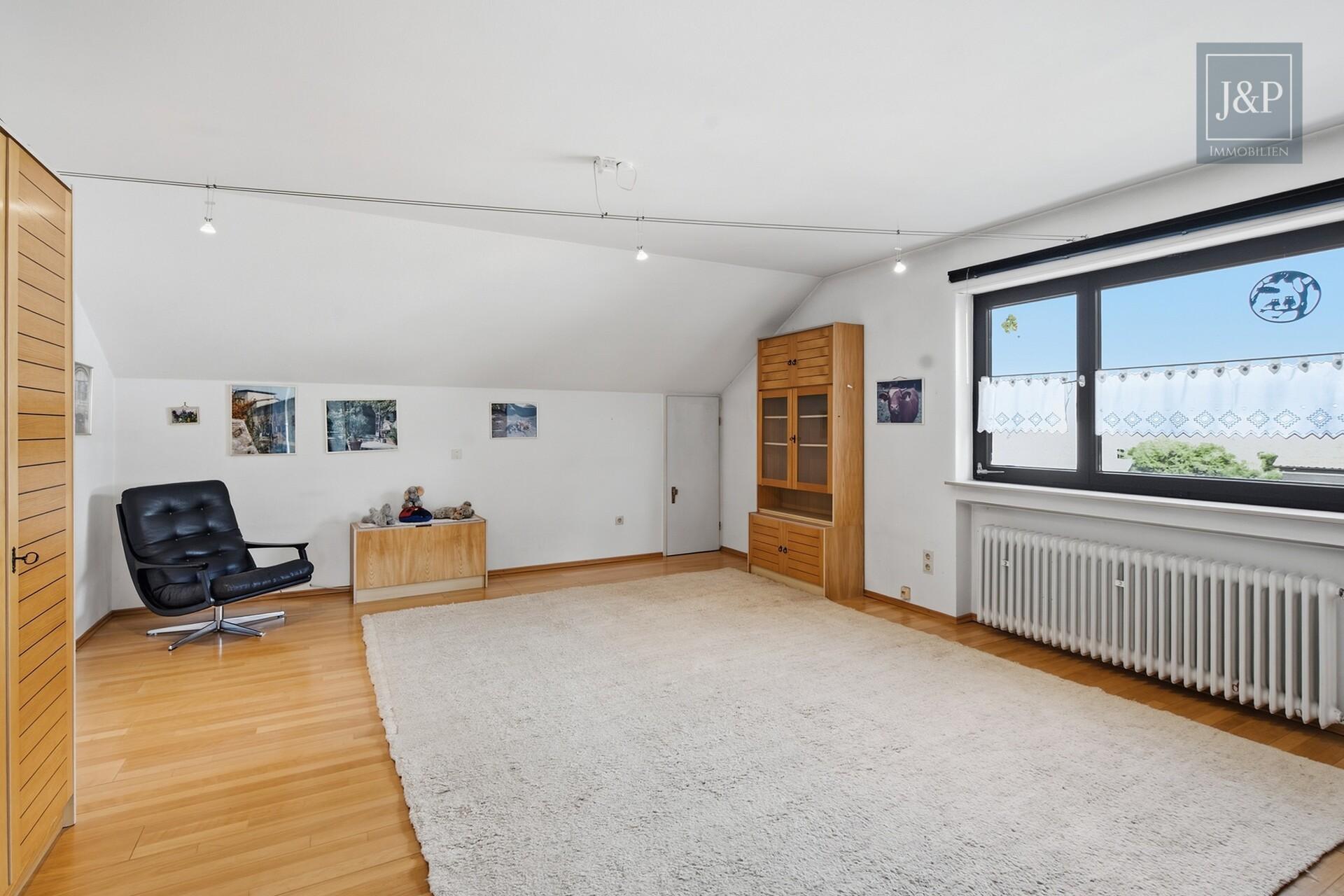 Traumhaftes Platzangebot für die ganze Familie: 230 m² Wohnkomfort mit Wintergarten, Balkon & Doppelgarage - Zimmer 1. OG