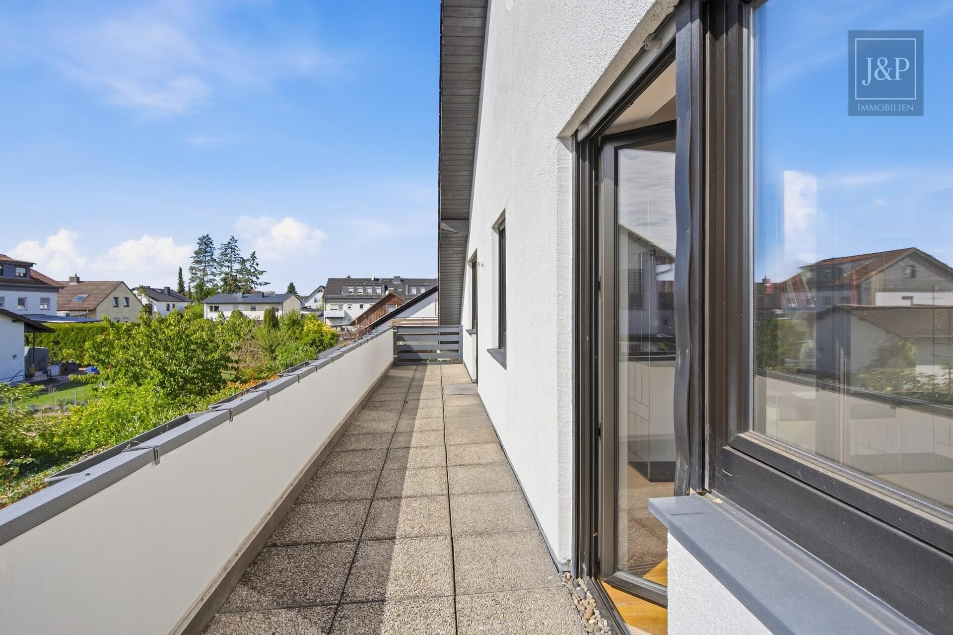 Traumhaftes Platzangebot für die ganze Familie: 230 m² Wohnkomfort mit Wintergarten, Balkon & Doppelgarage - Balkon