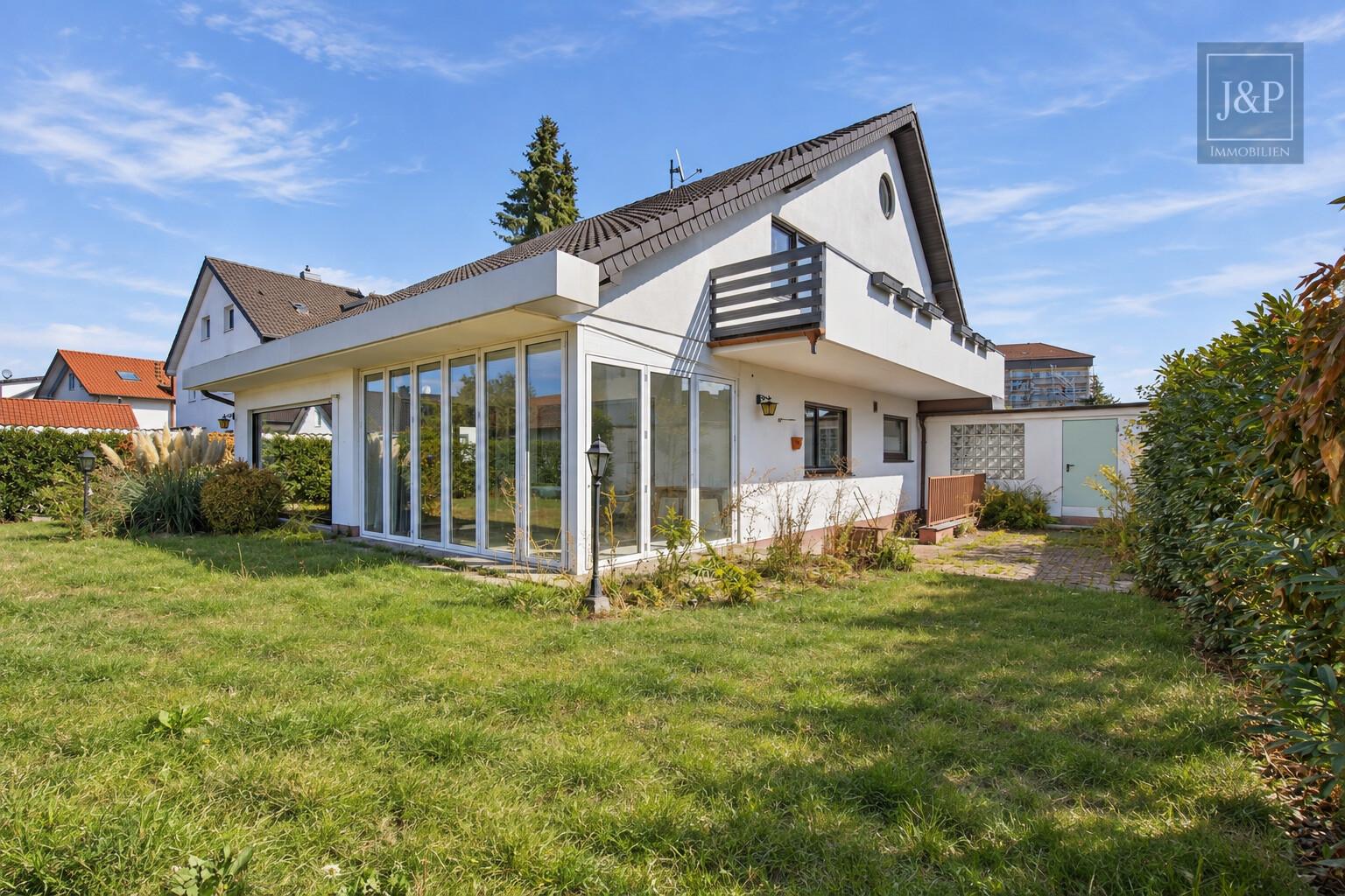 Traumhaftes Platzangebot für die ganze Familie: 230 m² Wohnkomfort mit Wintergarten, Balkon & Doppelgarage - Ansicht Gartenperspektive