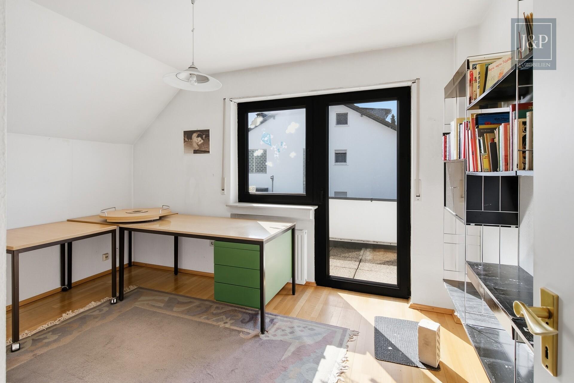 Traumhaftes Platzangebot für die ganze Familie: 230 m² Wohnkomfort mit Wintergarten, Balkon & Doppelgarage - Zimmer 1. OG