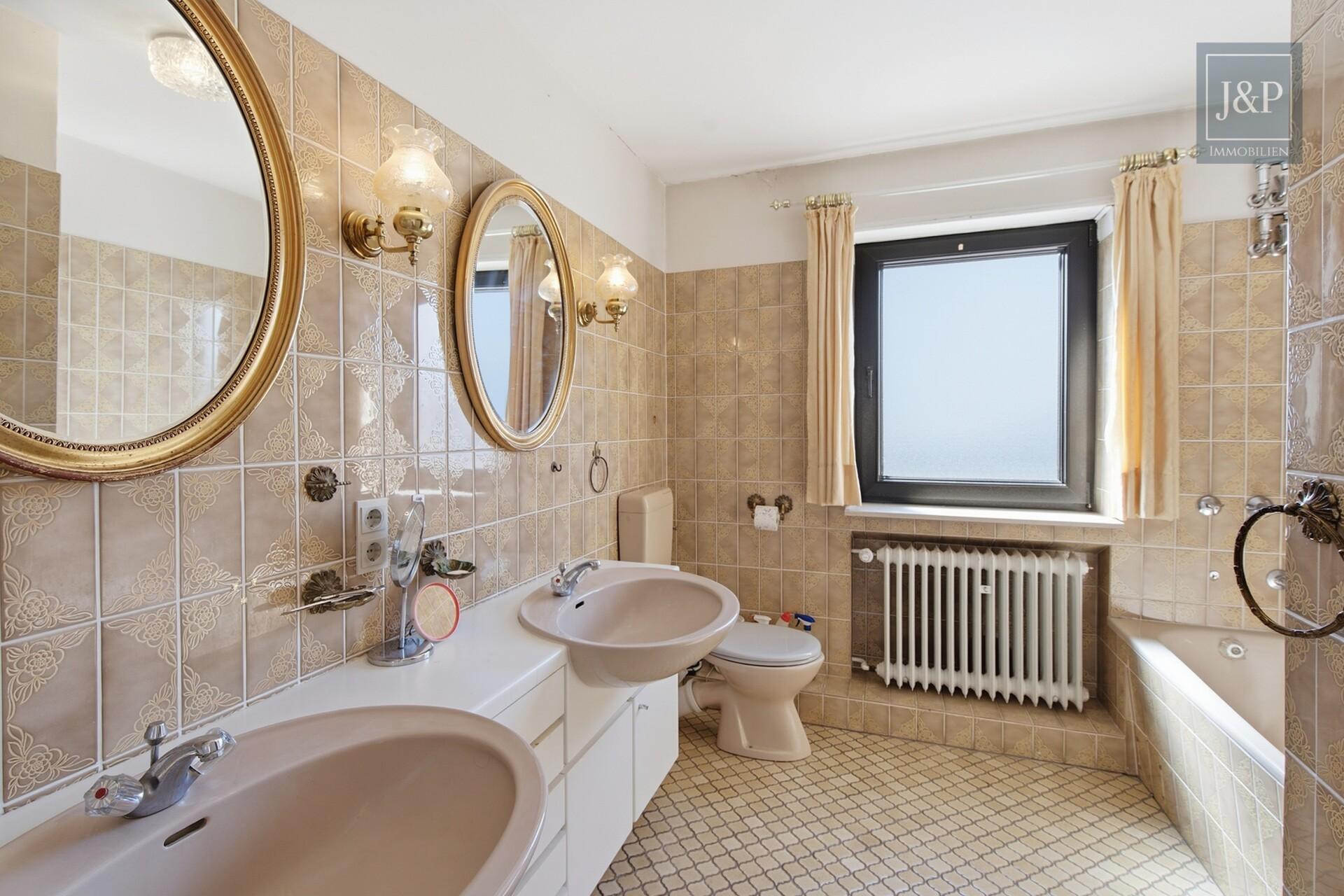 Traumhaftes Platzangebot für die ganze Familie: 230 m² Wohnkomfort mit Wintergarten, Balkon & Doppelgarage - Bad en suite
