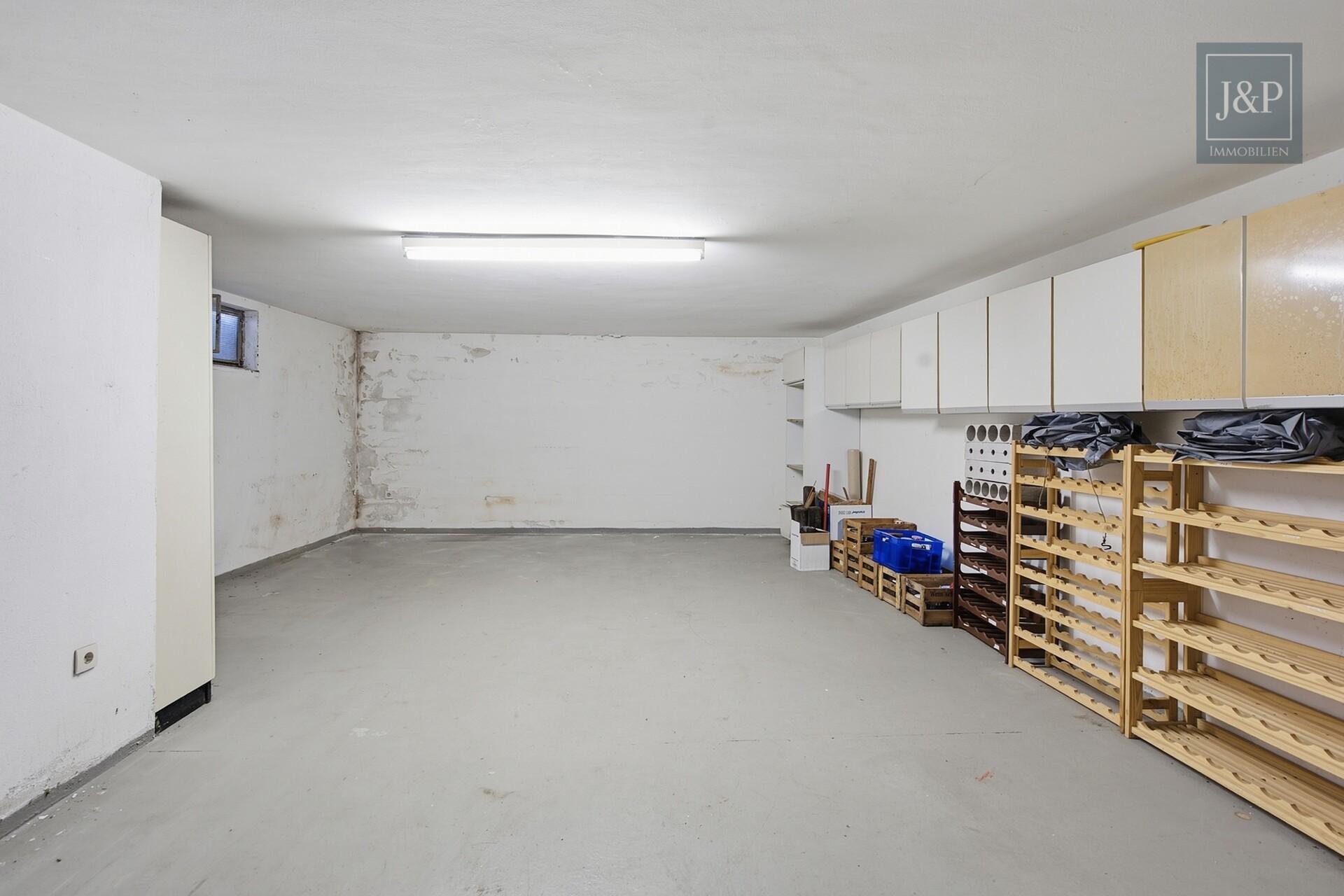 Traumhaftes Platzangebot für die ganze Familie: 230 m² Wohnkomfort mit Wintergarten, Balkon & Doppelgarage - Kellerraum unter Garage
