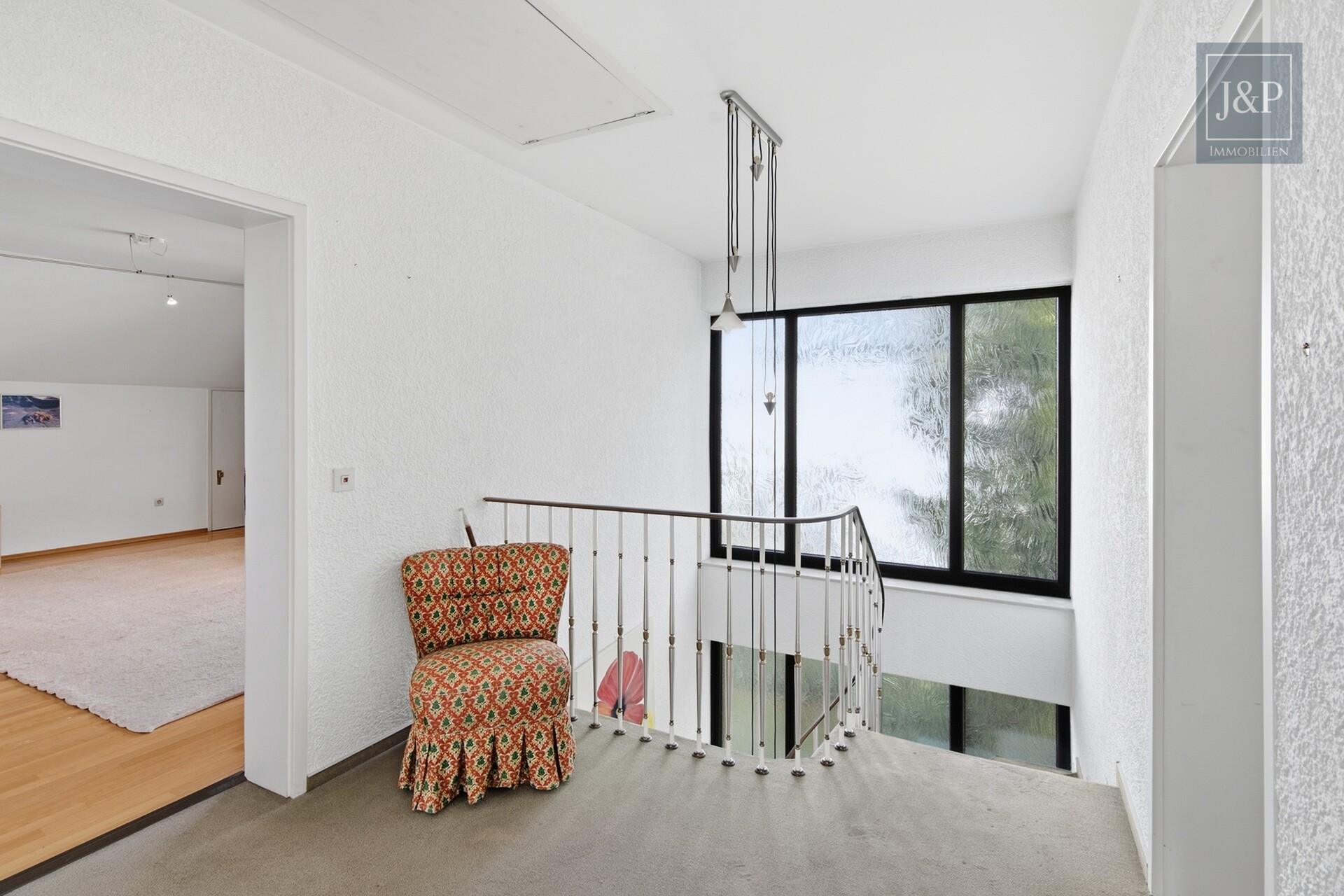 Traumhaftes Platzangebot für die ganze Familie: 230 m² Wohnkomfort mit Wintergarten, Balkon & Doppelgarage - Flur 1. OG