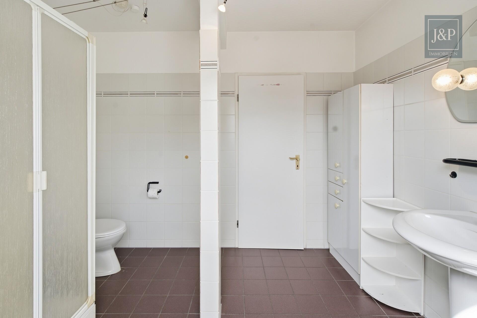 Traumhaftes Platzangebot für die ganze Familie: 230 m² Wohnkomfort mit Wintergarten, Balkon & Doppelgarage - Badezimmer 1. OG