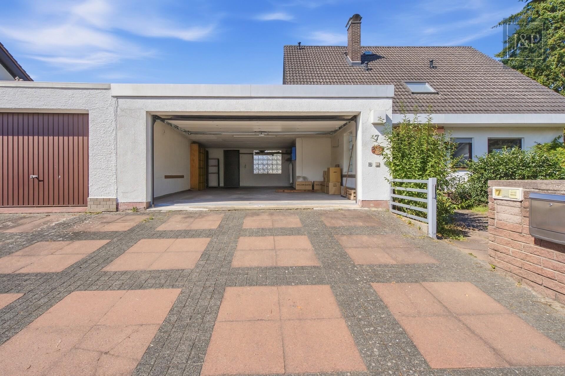 Traumhaftes Platzangebot für die ganze Familie: 230 m² Wohnkomfort mit Wintergarten, Balkon & Doppelgarage - Garage