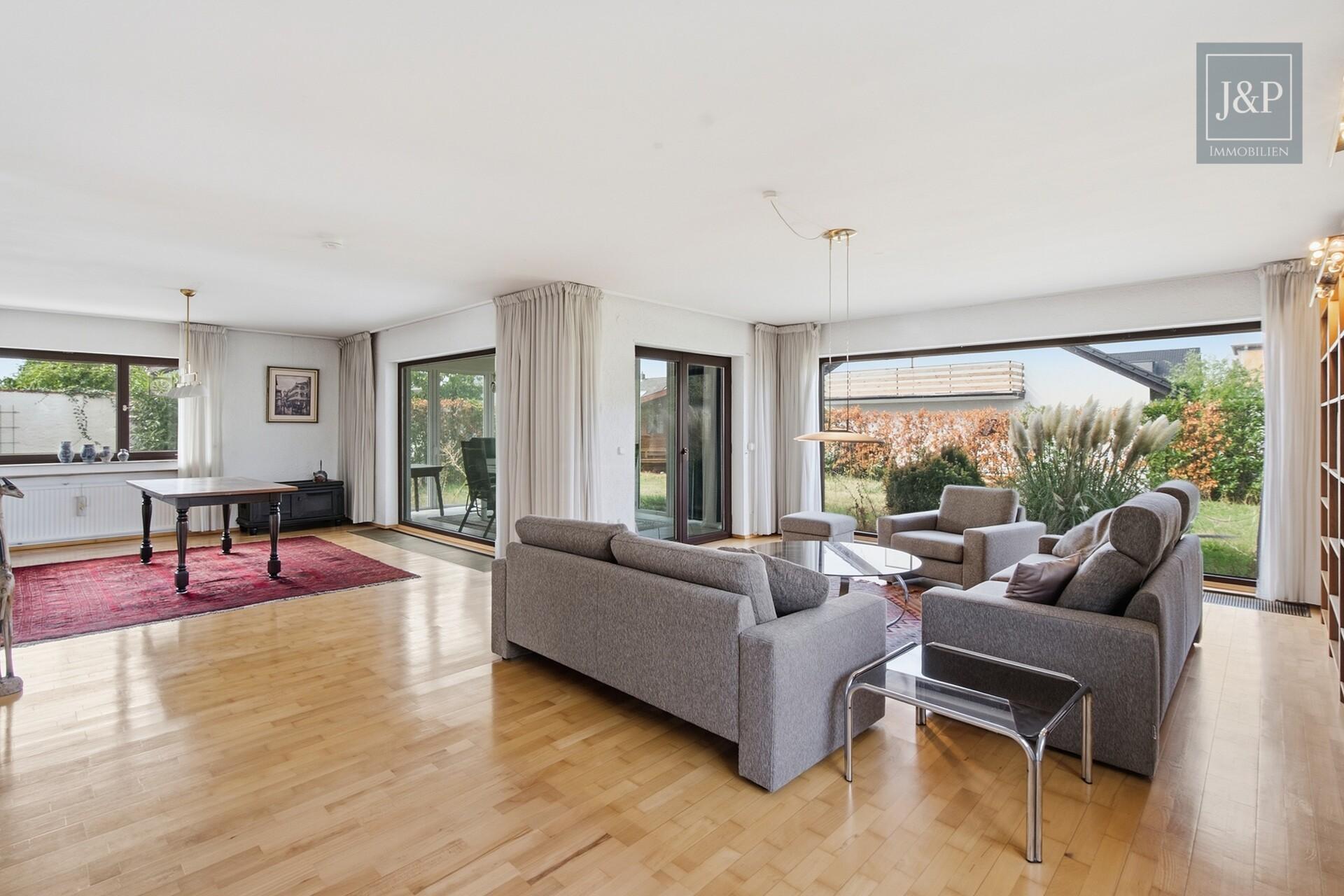 Traumhaftes Platzangebot für die ganze Familie: 230 m² Wohnkomfort mit Wintergarten, Balkon & Doppelgarage - Wohnzimmer