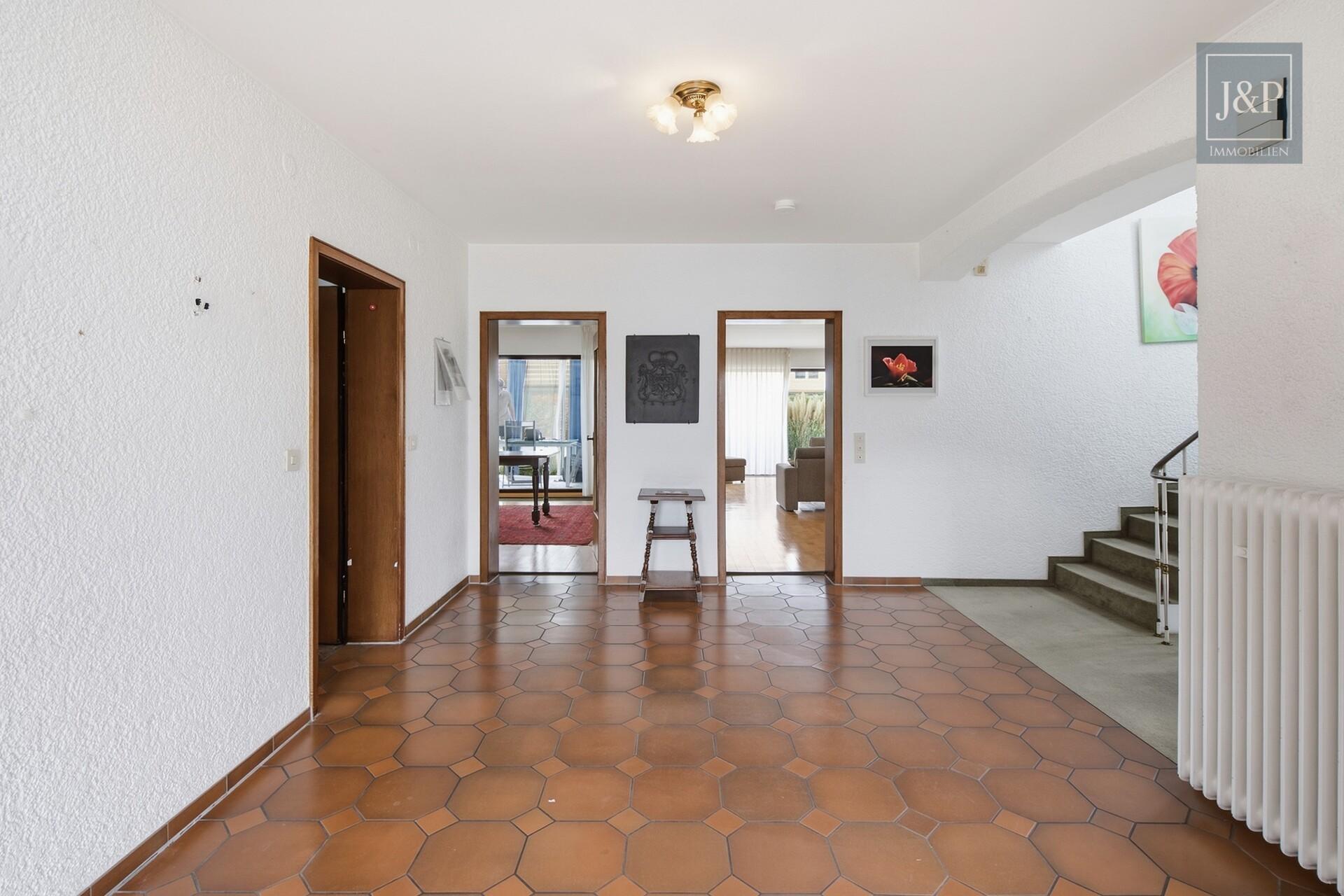 Traumhaftes Platzangebot für die ganze Familie: 230 m² Wohnkomfort mit Wintergarten, Balkon & Doppelgarage - Eingangsbereich