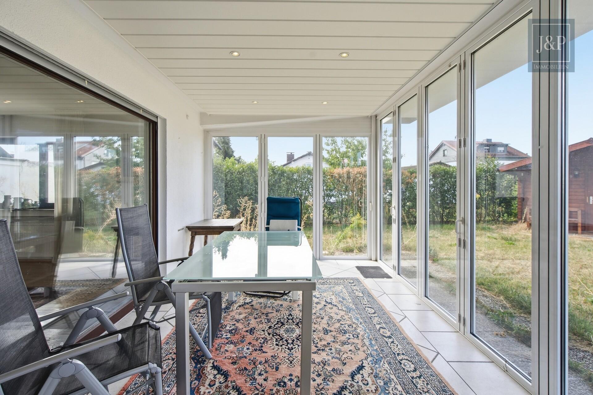 Traumhaftes Platzangebot für die ganze Familie: 230 m² Wohnkomfort mit Wintergarten, Balkon & Doppelgarage - Wintergarten