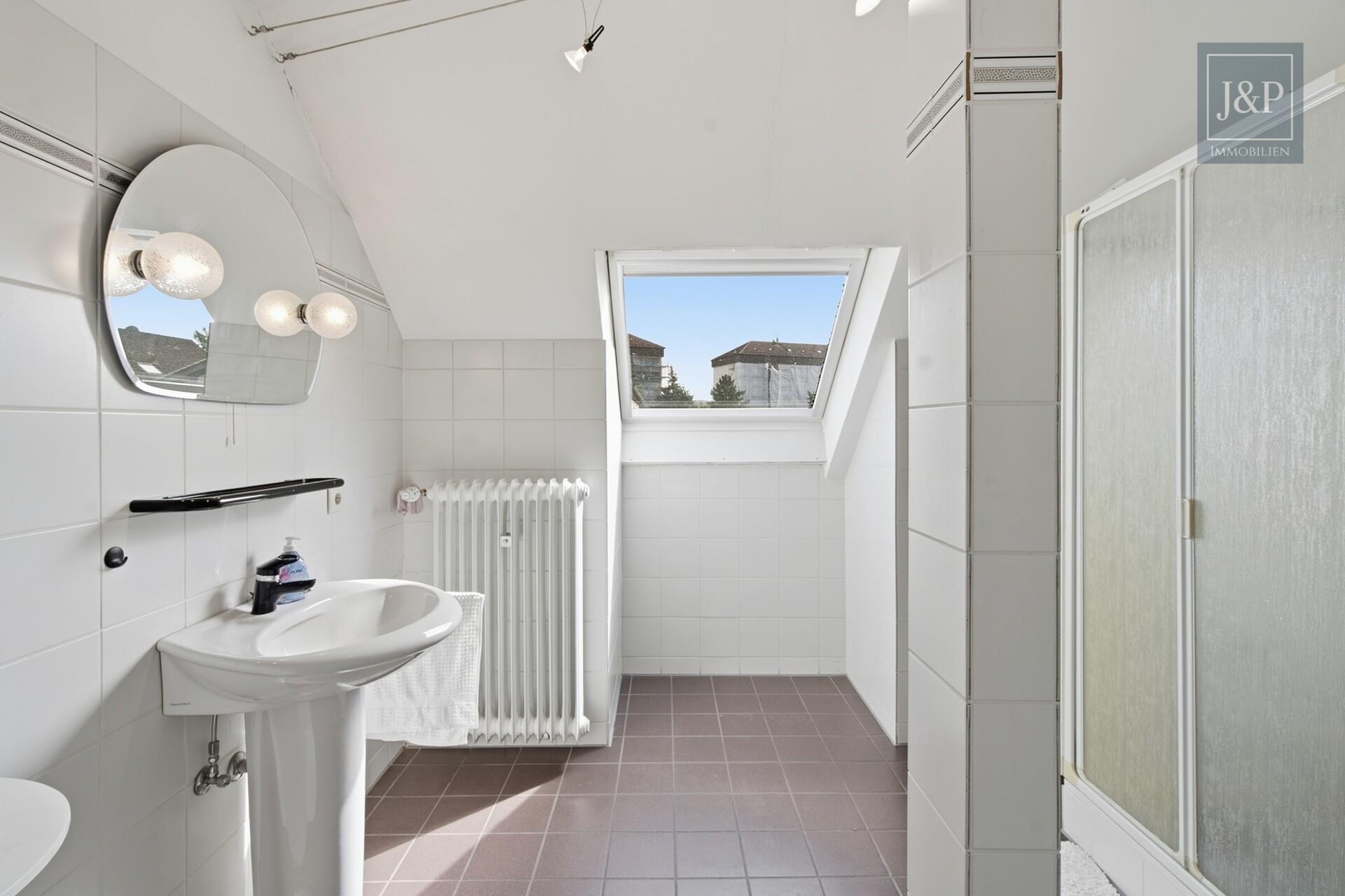Traumhaftes Platzangebot für die ganze Familie: 230 m² Wohnkomfort mit Wintergarten, Balkon & Doppelgarage - Badezimmer 1. OG