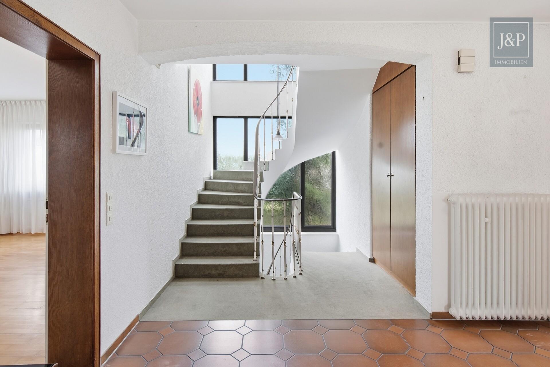 Traumhaftes Platzangebot für die ganze Familie: 230 m² Wohnkomfort mit Wintergarten, Balkon & Doppelgarage - Treppenhaus