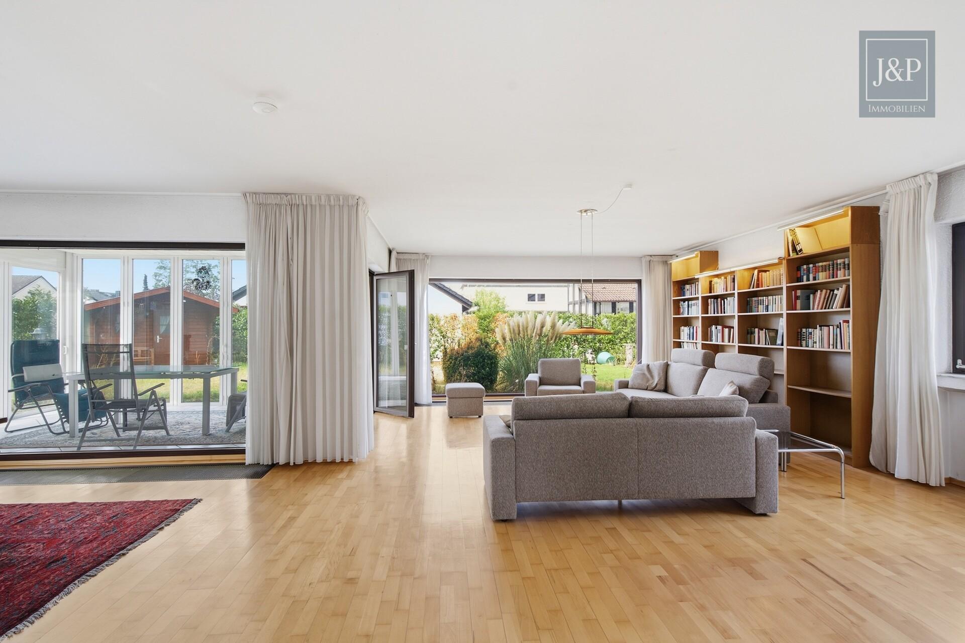 Traumhaftes Platzangebot für die ganze Familie: 230 m² Wohnkomfort mit Wintergarten, Balkon & Doppelgarage - Wohnzimmer