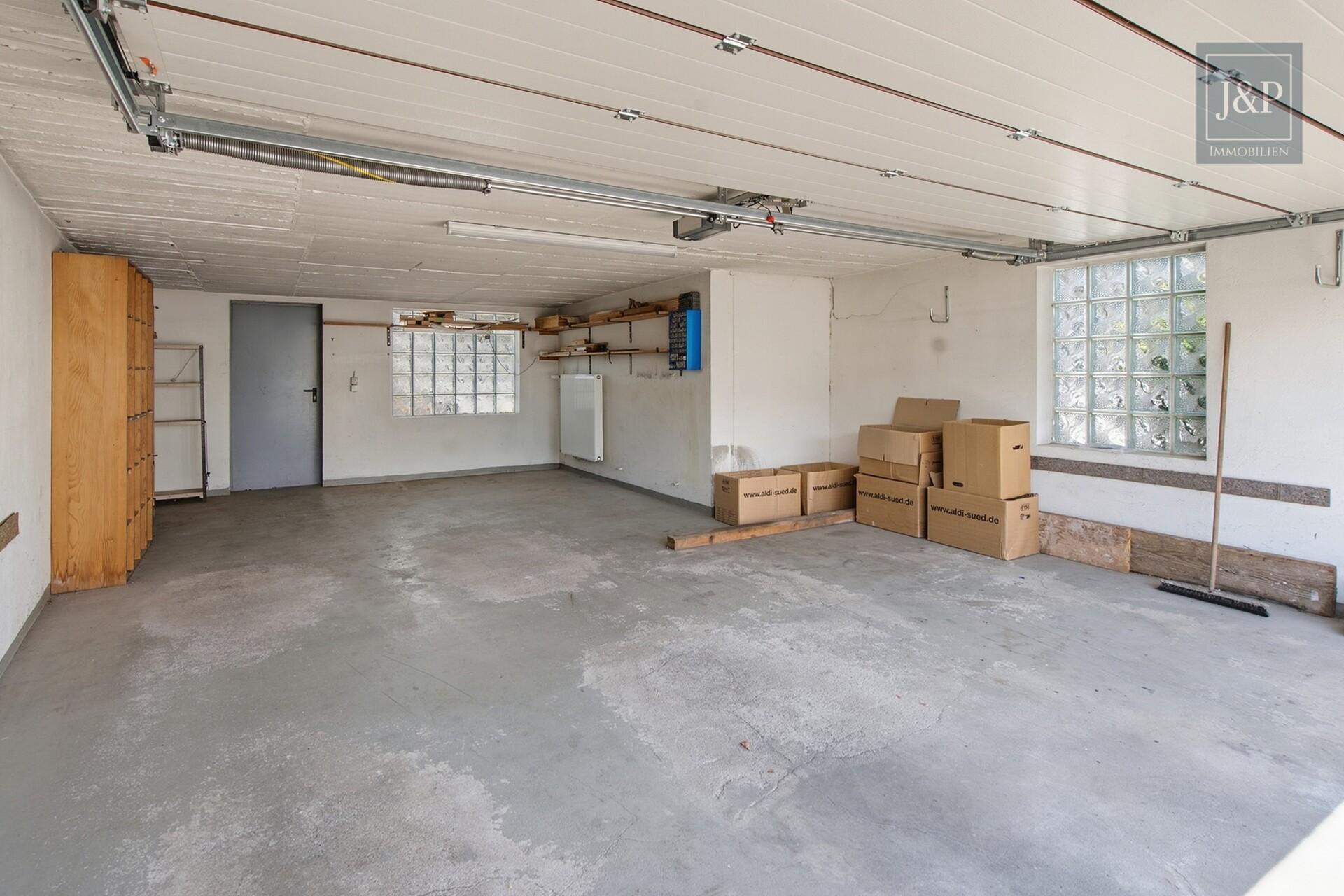 Traumhaftes Platzangebot für die ganze Familie: 230 m² Wohnkomfort mit Wintergarten, Balkon & Doppelgarage - Garage