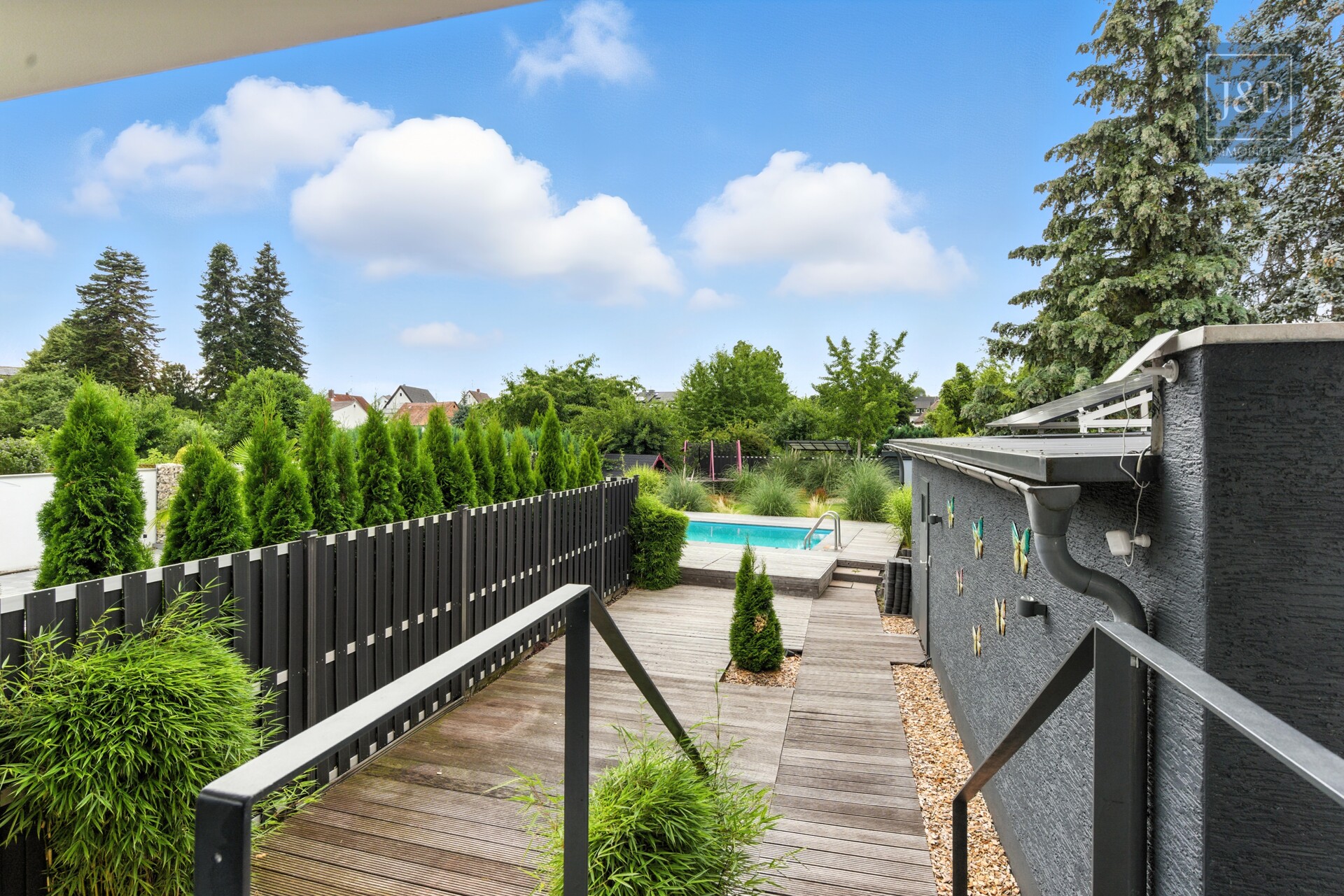 Luxuriöses EFH mit traumhafter Gartenlandschaft, Doppelgarage & Einliegerbereich - Ausblick Wohnen