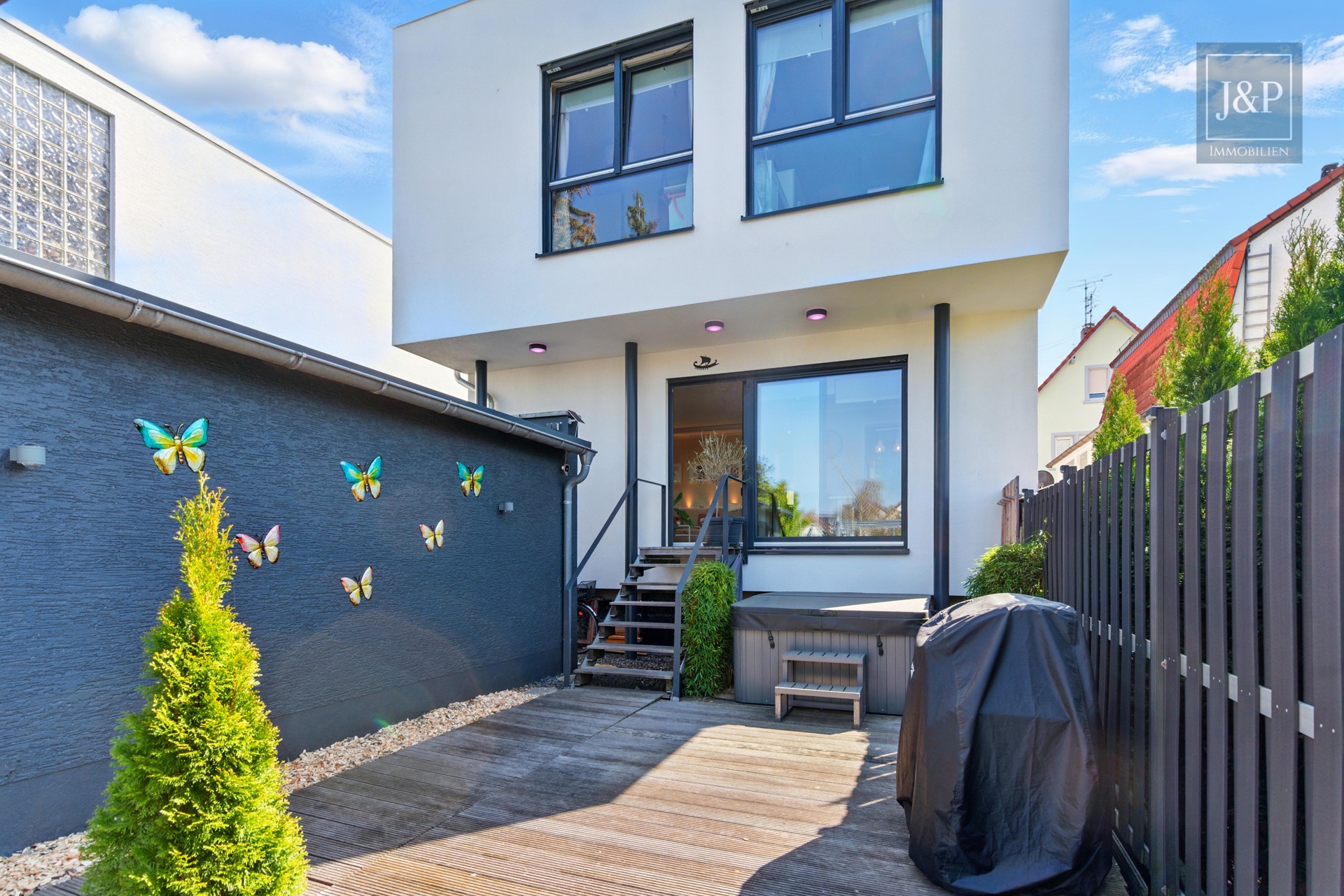 Luxuriöses EFH mit traumhafter Gartenlandschaft, Doppelgarage & Einliegerbereich - Wohnen Ausgang