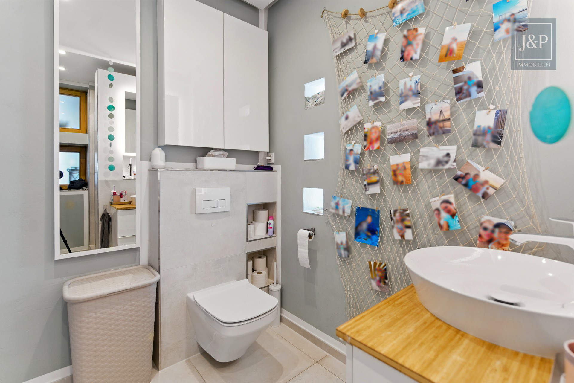 Luxuriöses EFH mit traumhafter Gartenlandschaft, Doppelgarage & Einliegerbereich - Bad EG + Dusche