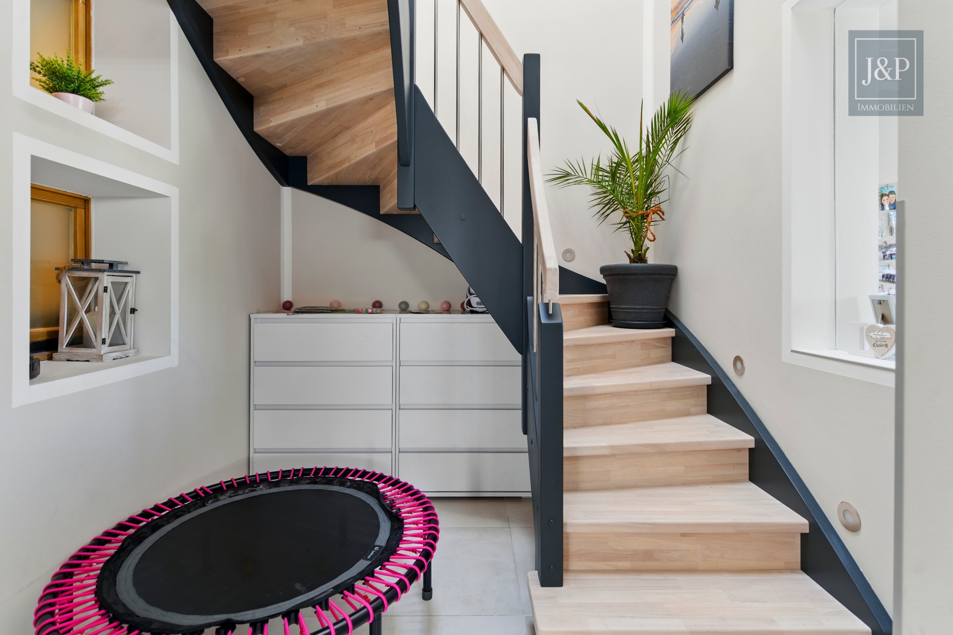 Luxuriöses EFH mit traumhafter Gartenlandschaft, Doppelgarage & Einliegerbereich - Treppenaufgang EFH