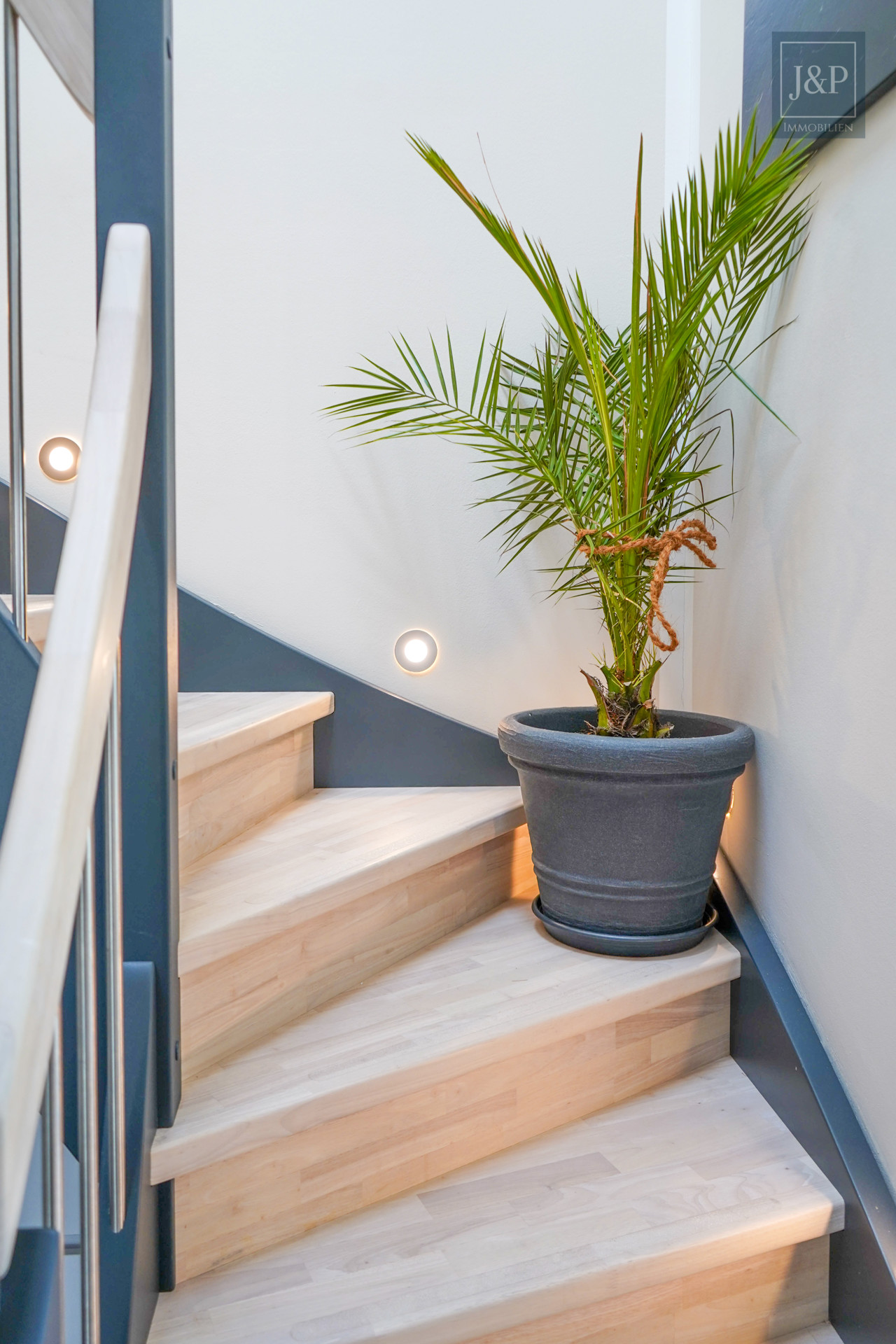 Luxuriöses EFH mit traumhafter Gartenlandschaft, Doppelgarage & Einliegerbereich - Flur Detail