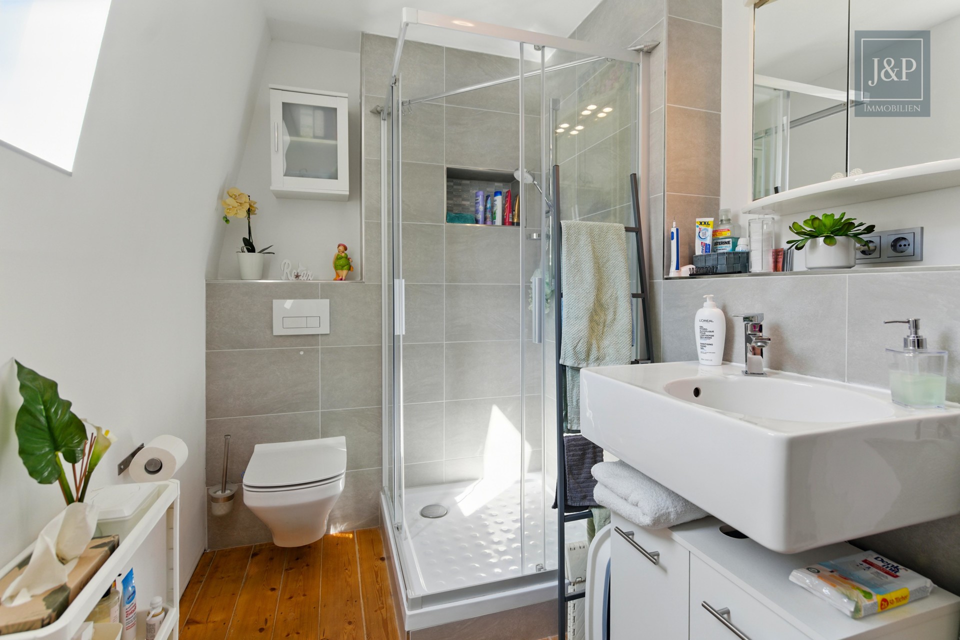 Luxuriöses EFH mit traumhafter Gartenlandschaft, Doppelgarage & Einliegerbereich - Bad ELW