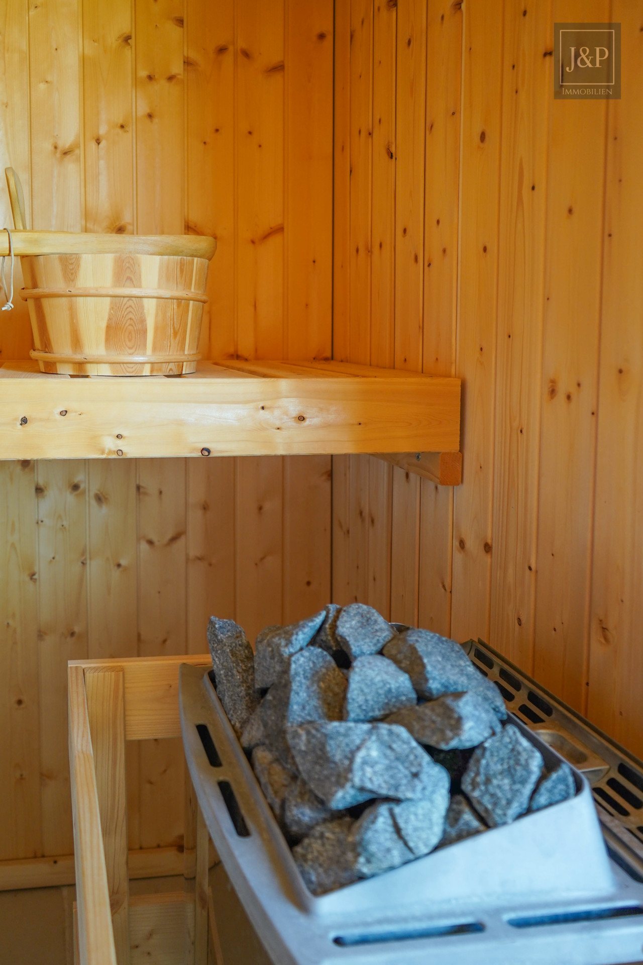 Luxuriöses EFH mit traumhafter Gartenlandschaft, Doppelgarage & Einliegerbereich - Sauna