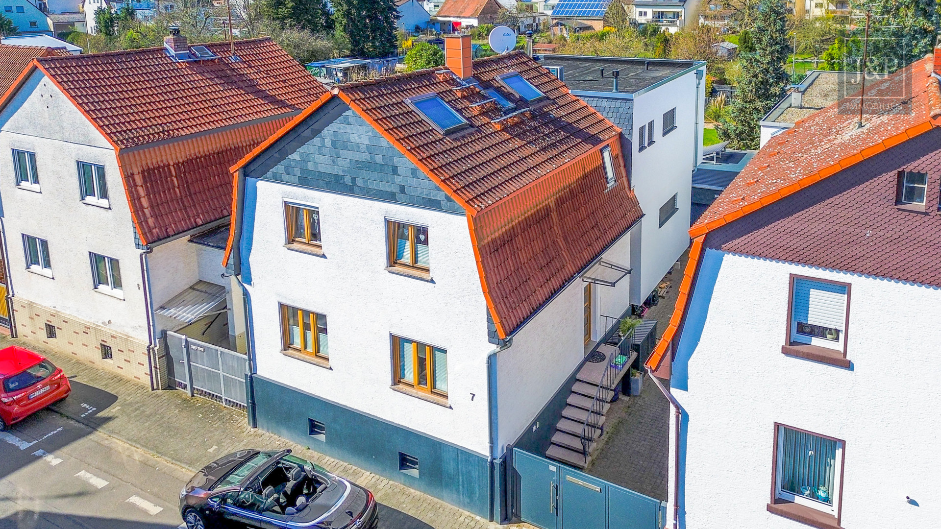 Luxuriöses EFH mit traumhafter Gartenlandschaft, Doppelgarage & Einliegerbereich - Straßenansicht