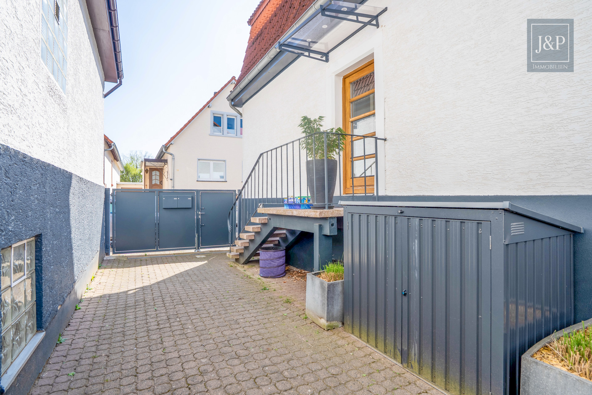 Luxuriöses EFH mit traumhafter Gartenlandschaft, Doppelgarage & Einliegerbereich - Eingang