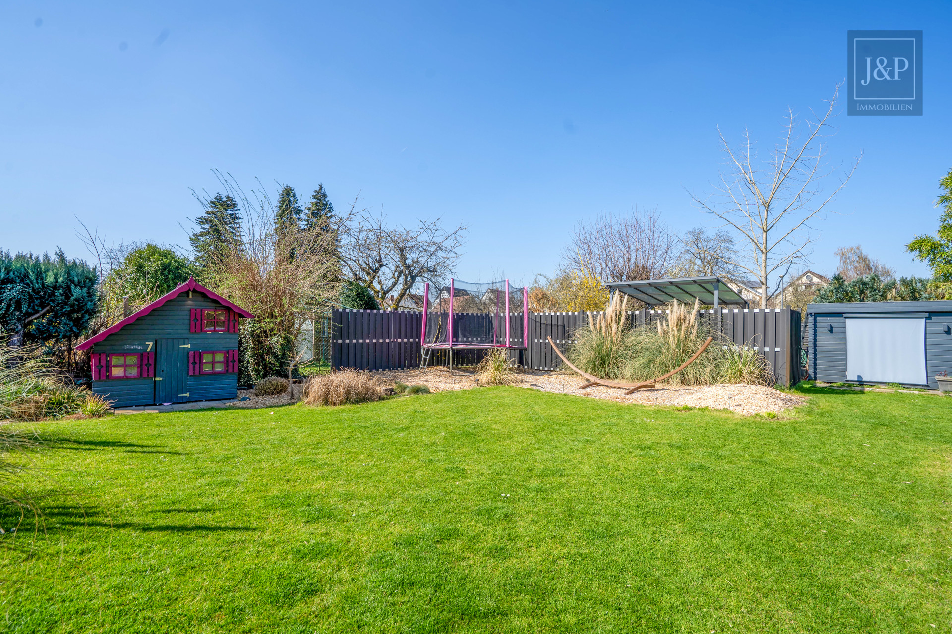 Luxuriöses EFH mit traumhafter Gartenlandschaft, Doppelgarage & Einliegerbereich - Garten