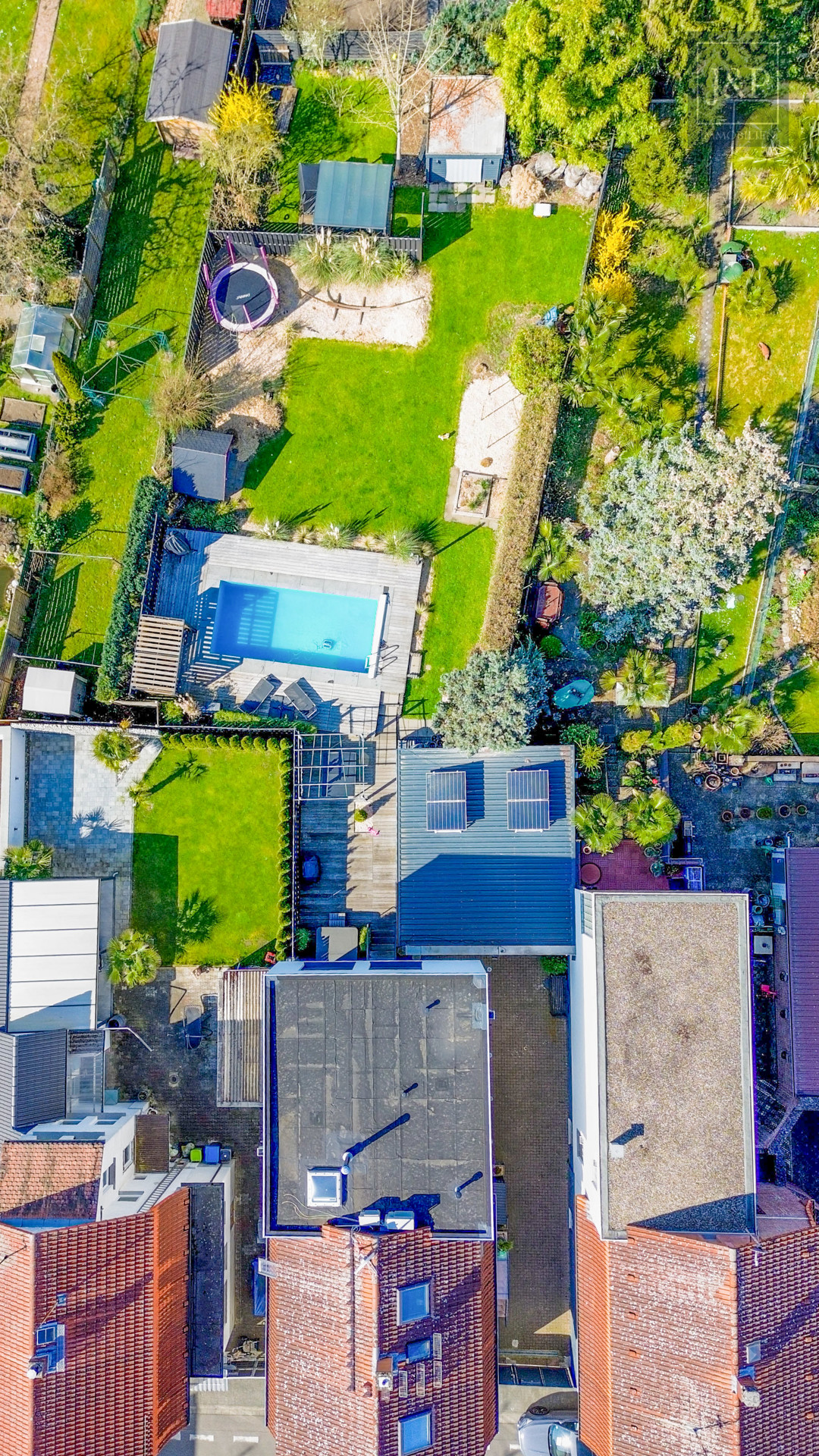 Luxuriöses EFH mit traumhafter Gartenlandschaft, Doppelgarage & Einliegerbereich - Gesamtgrundstück