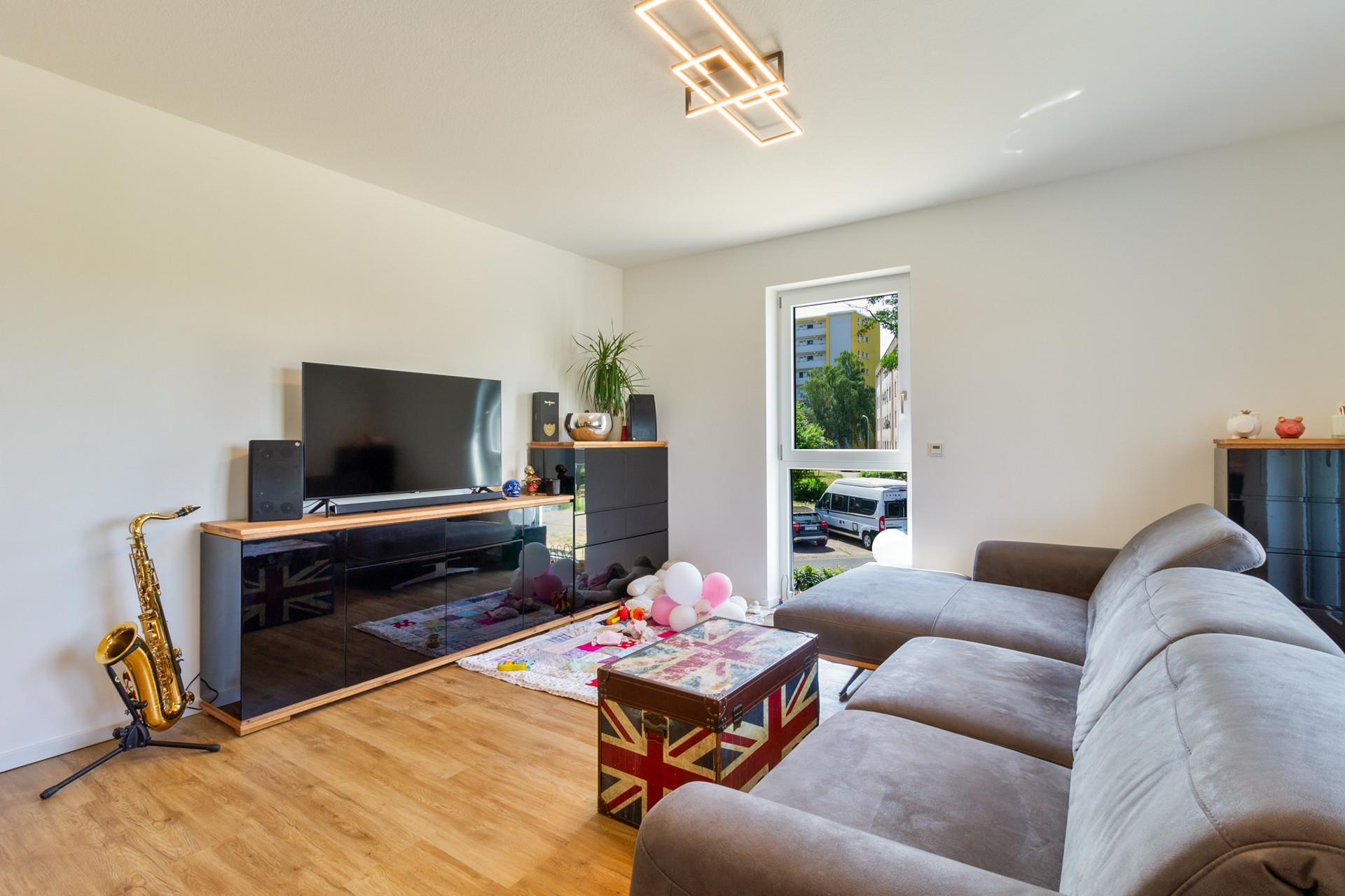 Luxuriöse Eigentumswohnung mit Whirlpool, Balkon und TG-Stellplatz (Erbpacht) - Wohnbereich