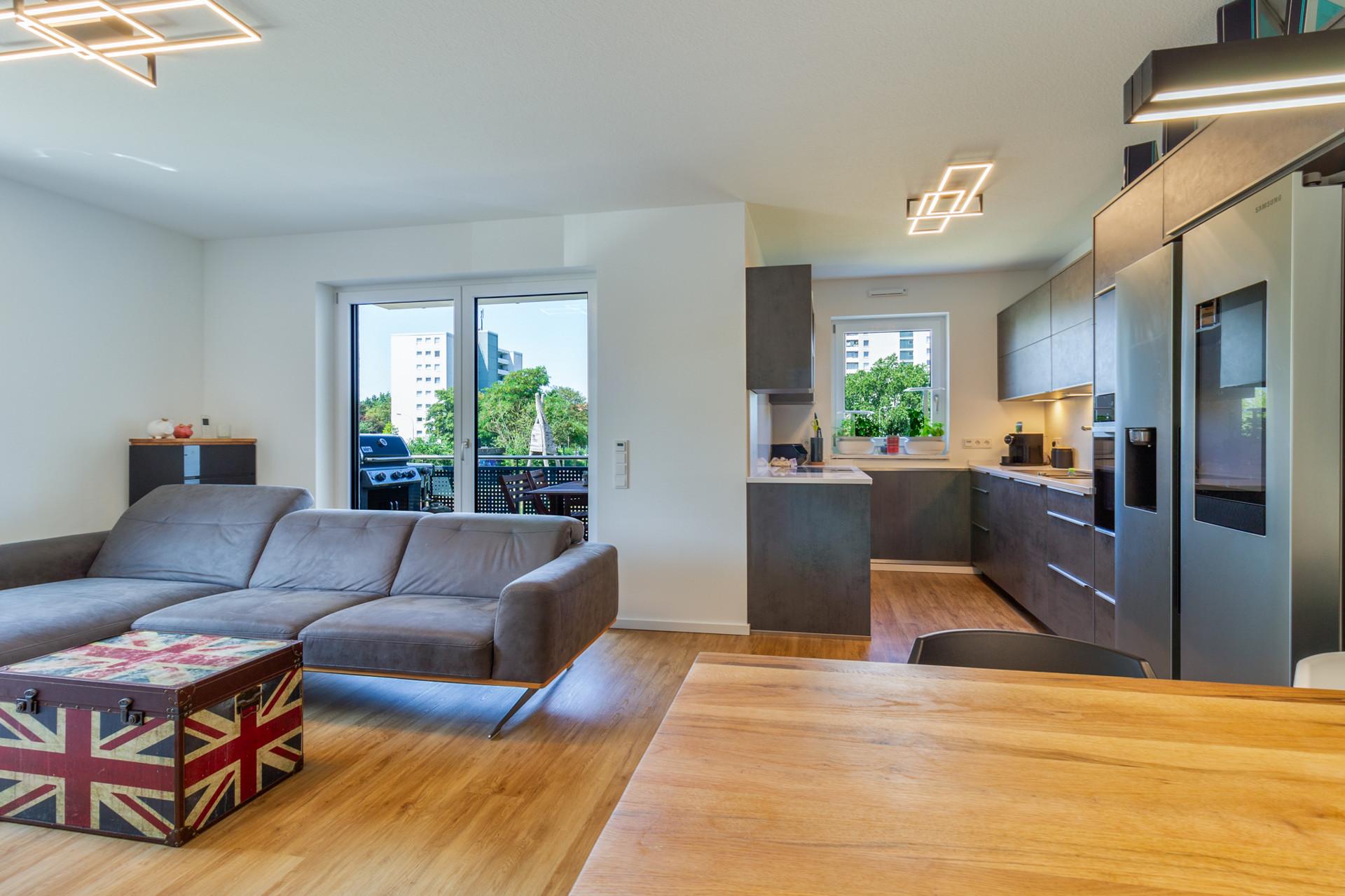 Luxuriöse Eigentumswohnung mit Whirlpool, Balkon und TG-Stellplatz (Erbpacht) - Wohn & Essbereich