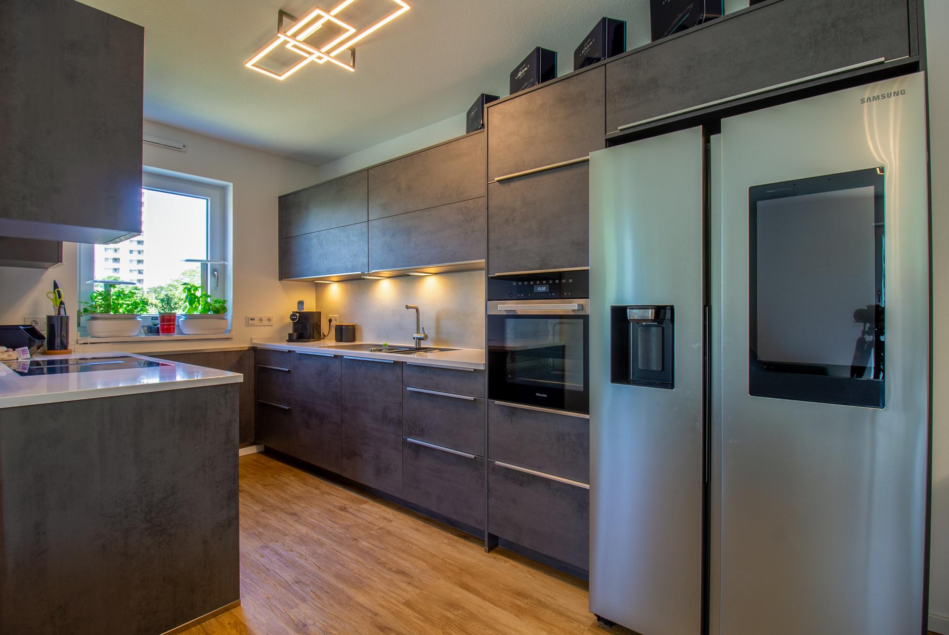 Luxuriöse Eigentumswohnung mit Whirlpool, Balkon und TG-Stellplatz (Erbpacht) - Küche