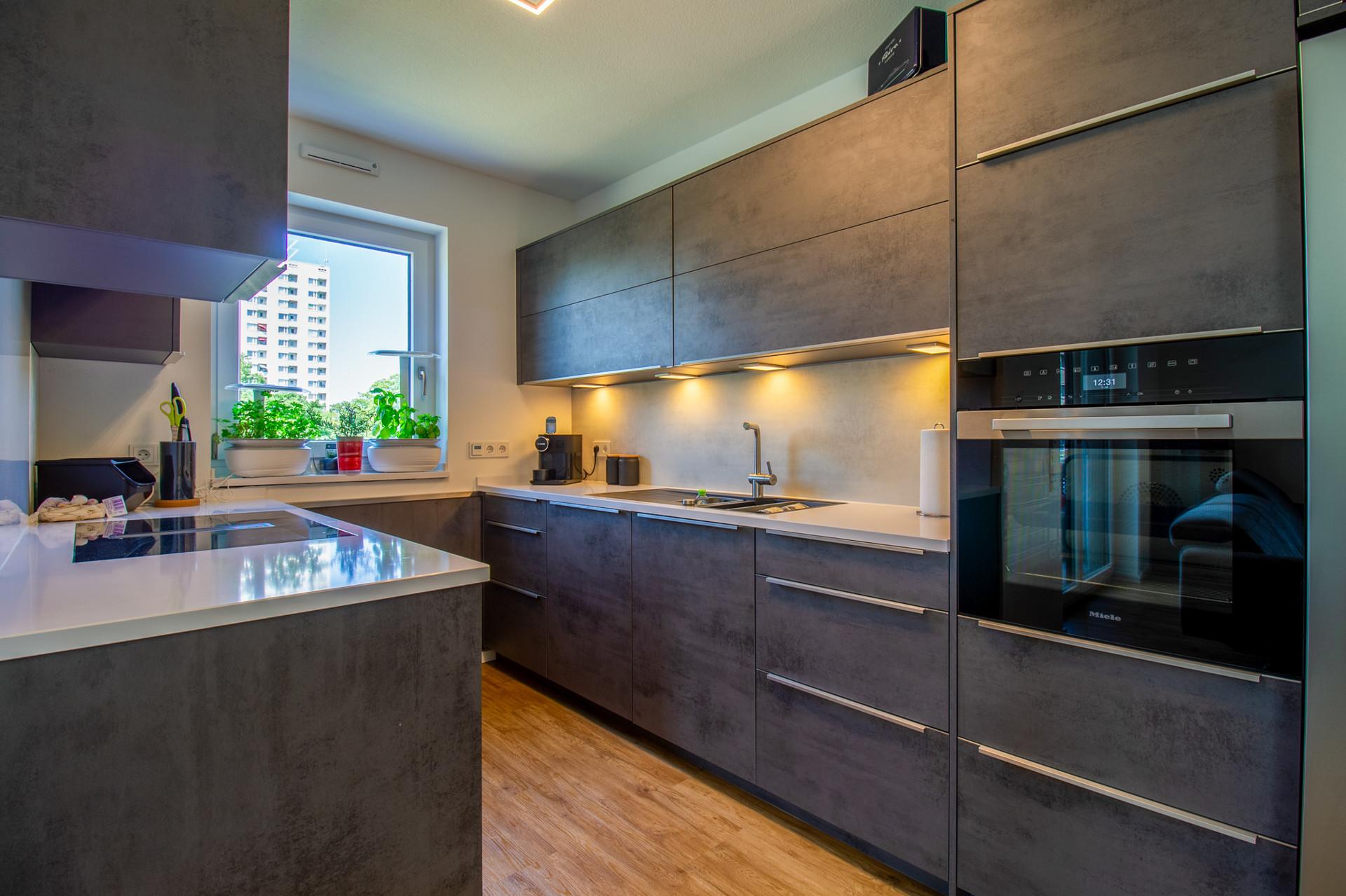 Luxuriöse Eigentumswohnung mit Whirlpool, Balkon und TG-Stellplatz (Erbpacht) - Küche