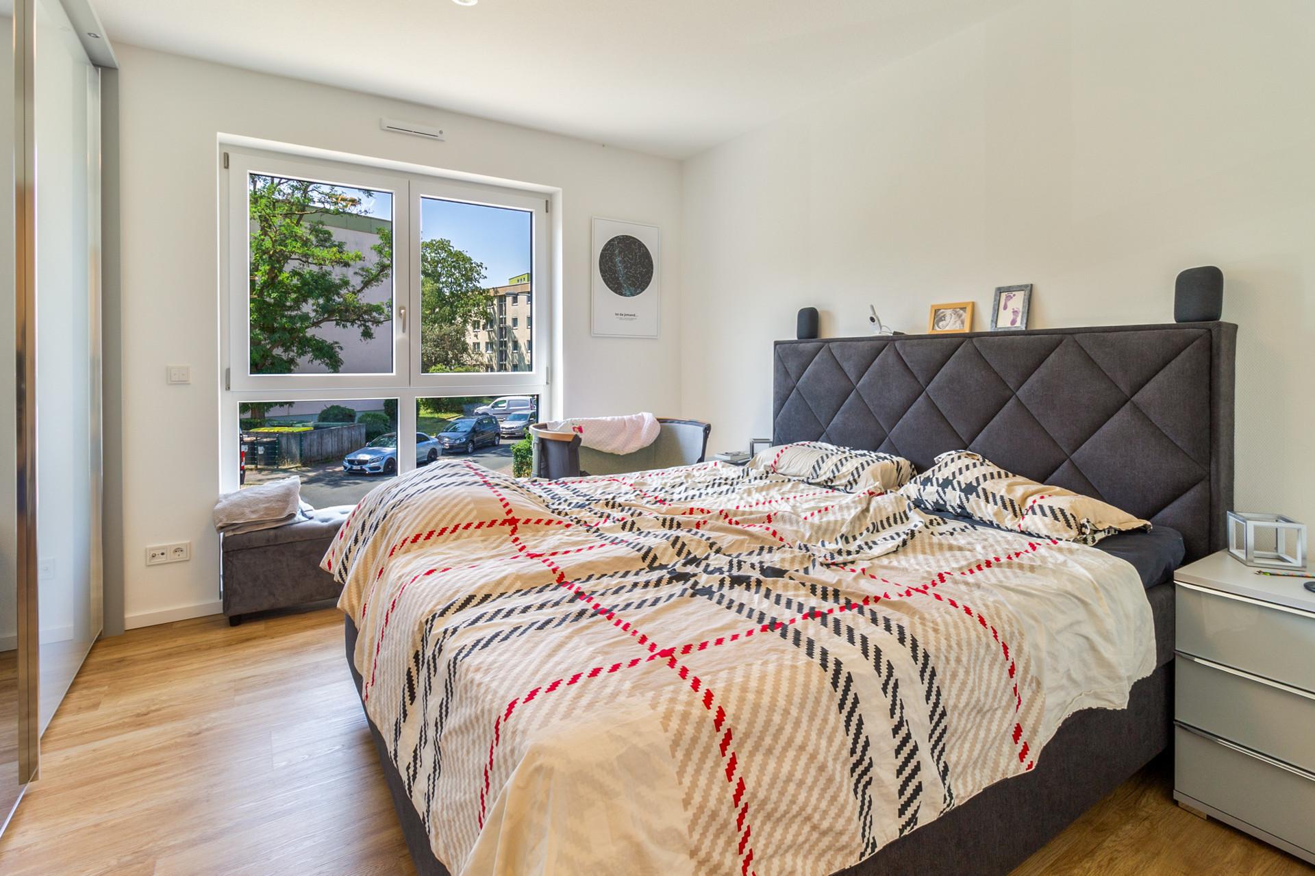 Luxuriöse Eigentumswohnung mit Whirlpool, Balkon und TG-Stellplatz (Erbpacht) - Schlafzimmer