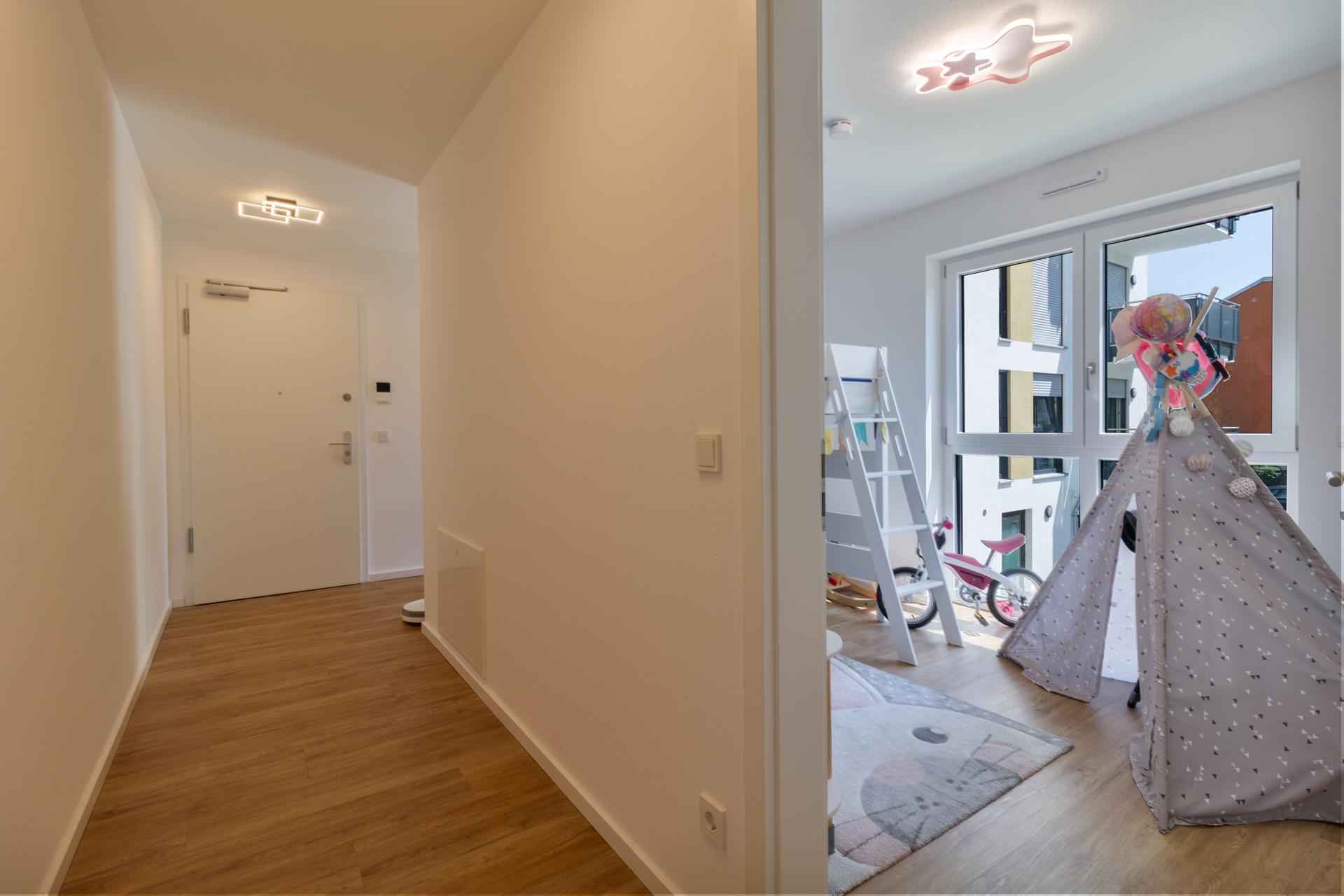 Luxuriöse Eigentumswohnung mit Whirlpool, Balkon und TG-Stellplatz (Erbpacht) - Flur / Kinderzimmer I