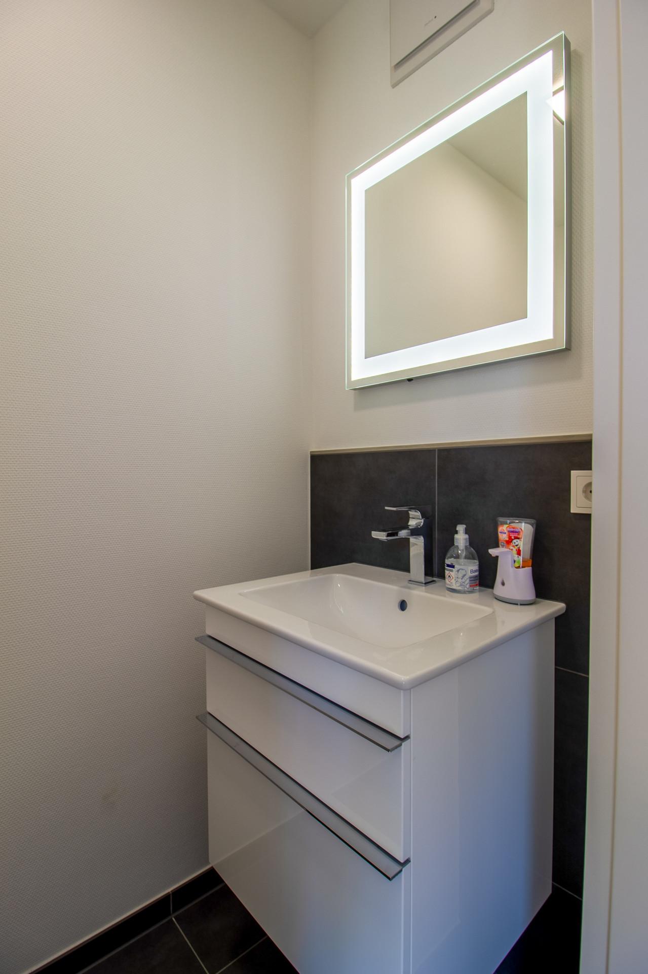 Luxuriöse Eigentumswohnung mit Whirlpool, Balkon und TG-Stellplatz (Erbpacht) - Gäste - WC