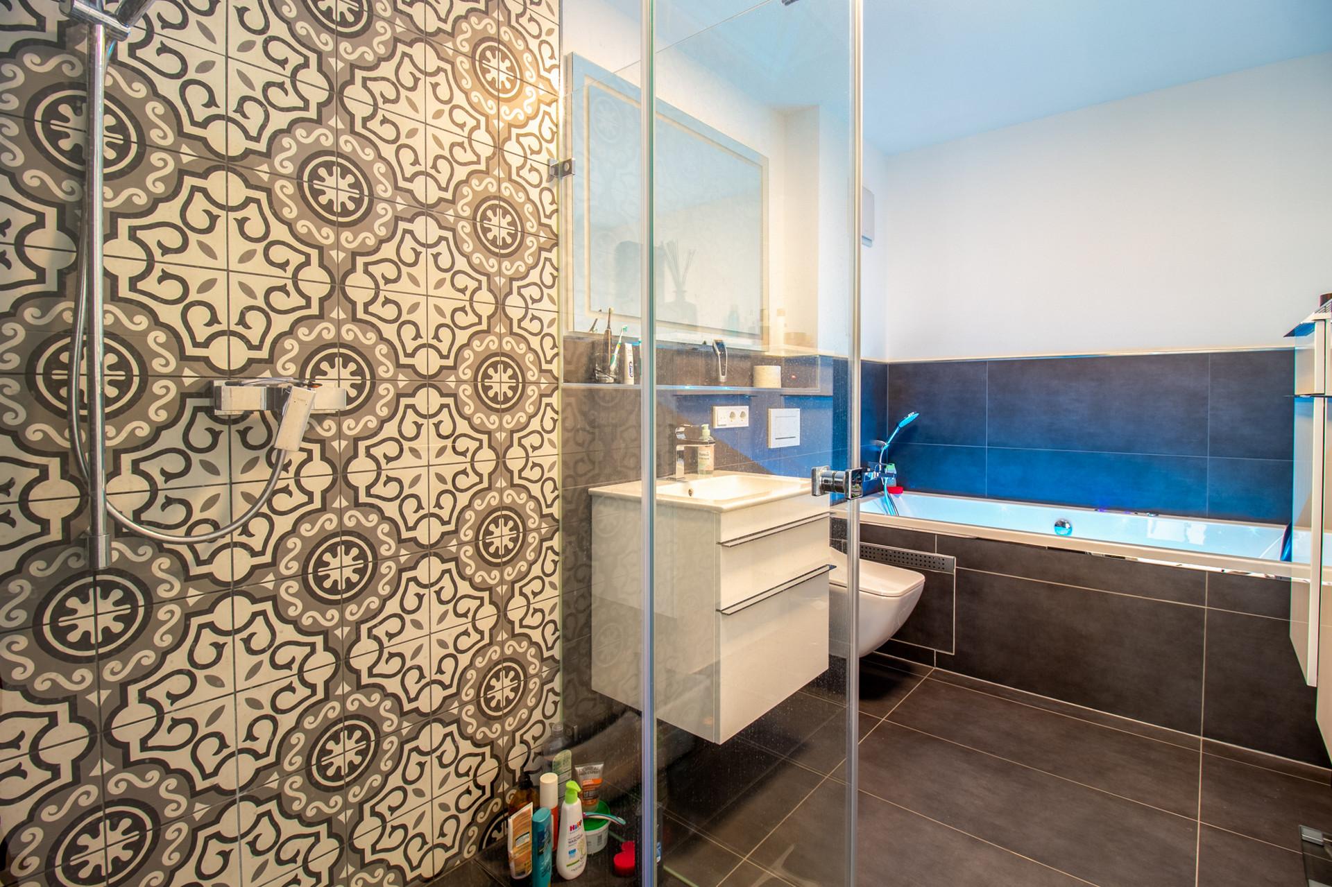 Luxuriöse Eigentumswohnung mit Whirlpool, Balkon und TG-Stellplatz (Erbpacht) - Badezimmer