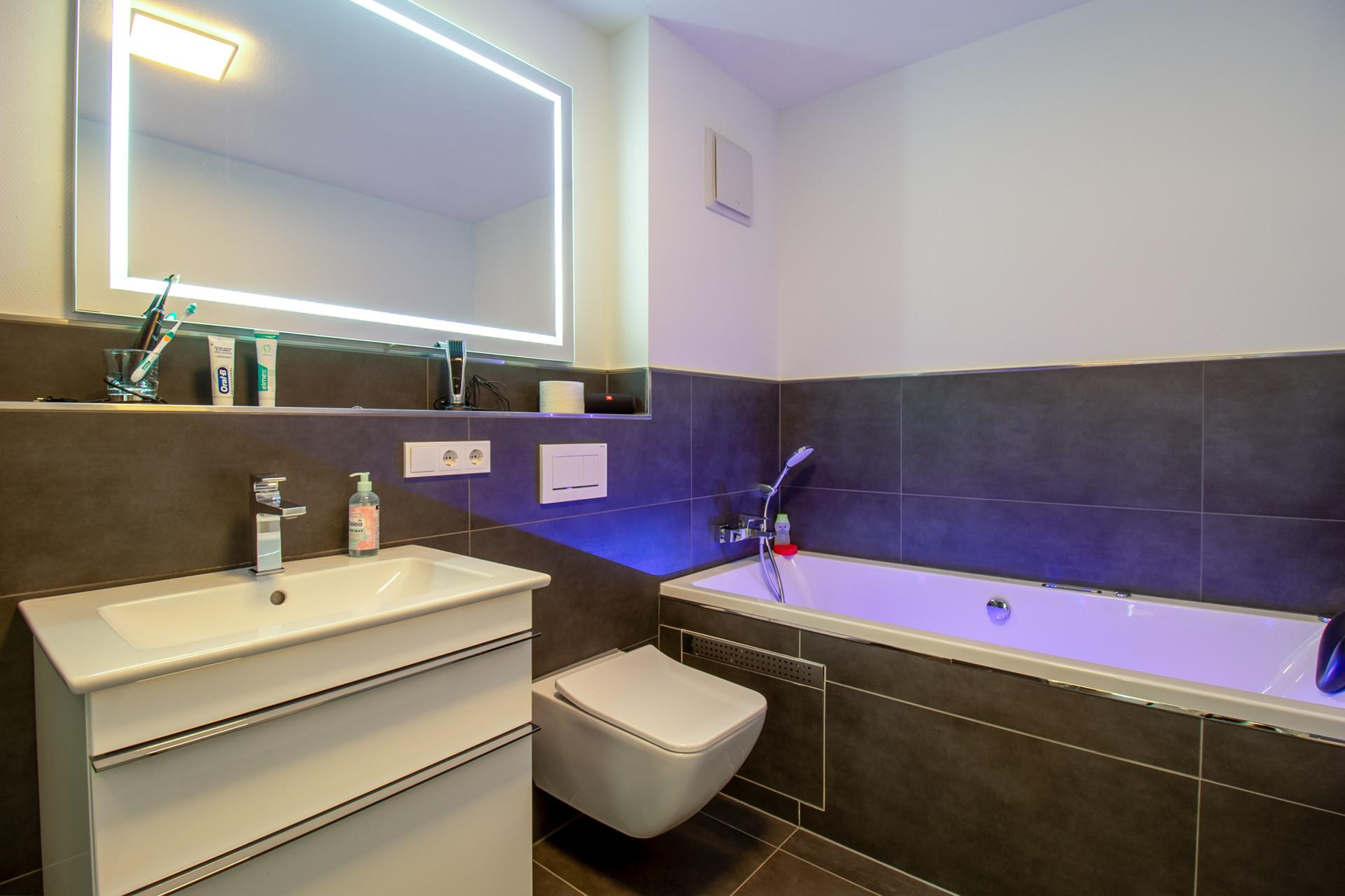 Luxuriöse Eigentumswohnung mit Whirlpool, Balkon und TG-Stellplatz (Erbpacht) - Badezimmer