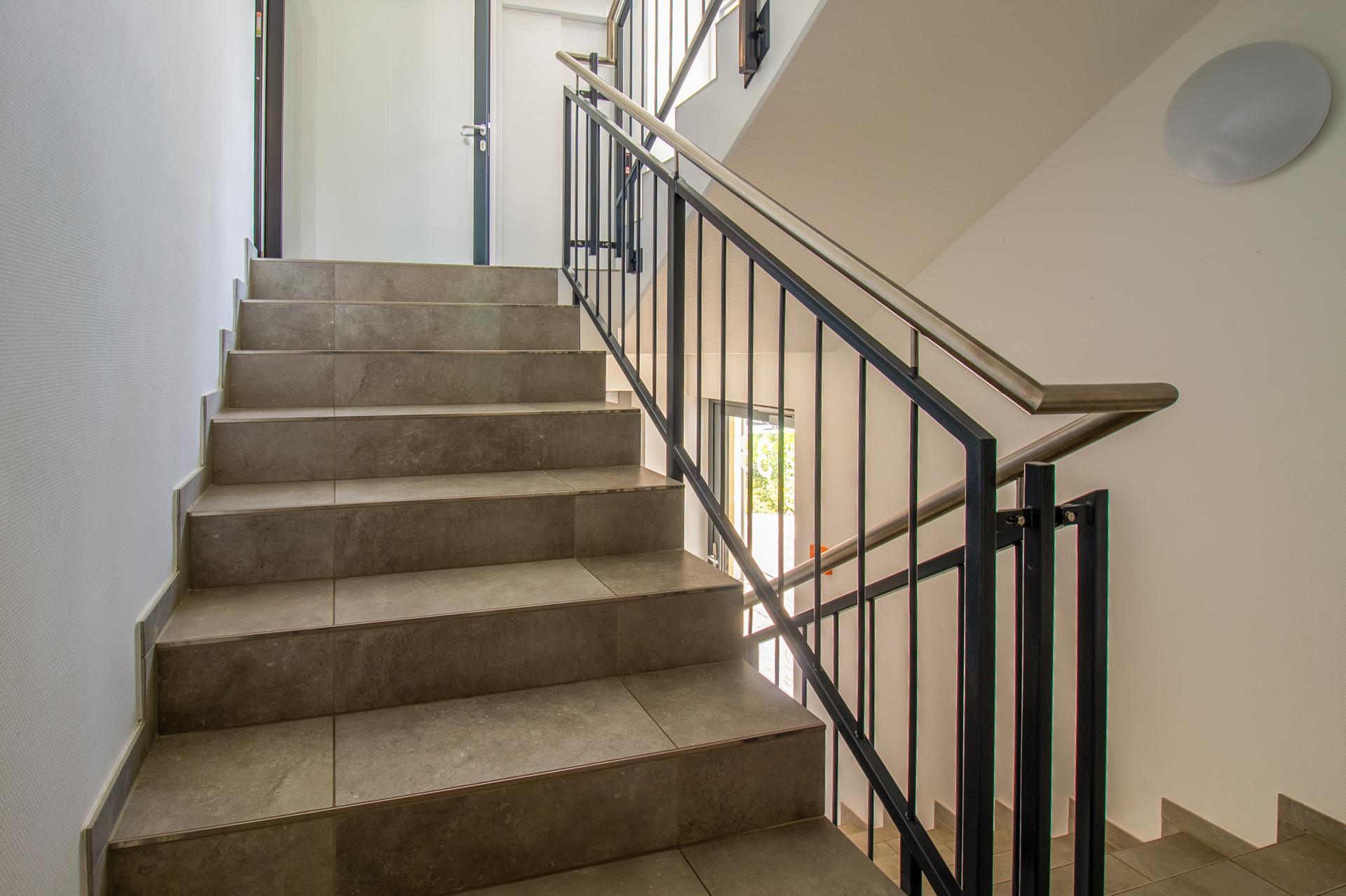 Luxuriöse Eigentumswohnung mit Whirlpool, Balkon und TG-Stellplatz (Erbpacht) - Treppenhaus