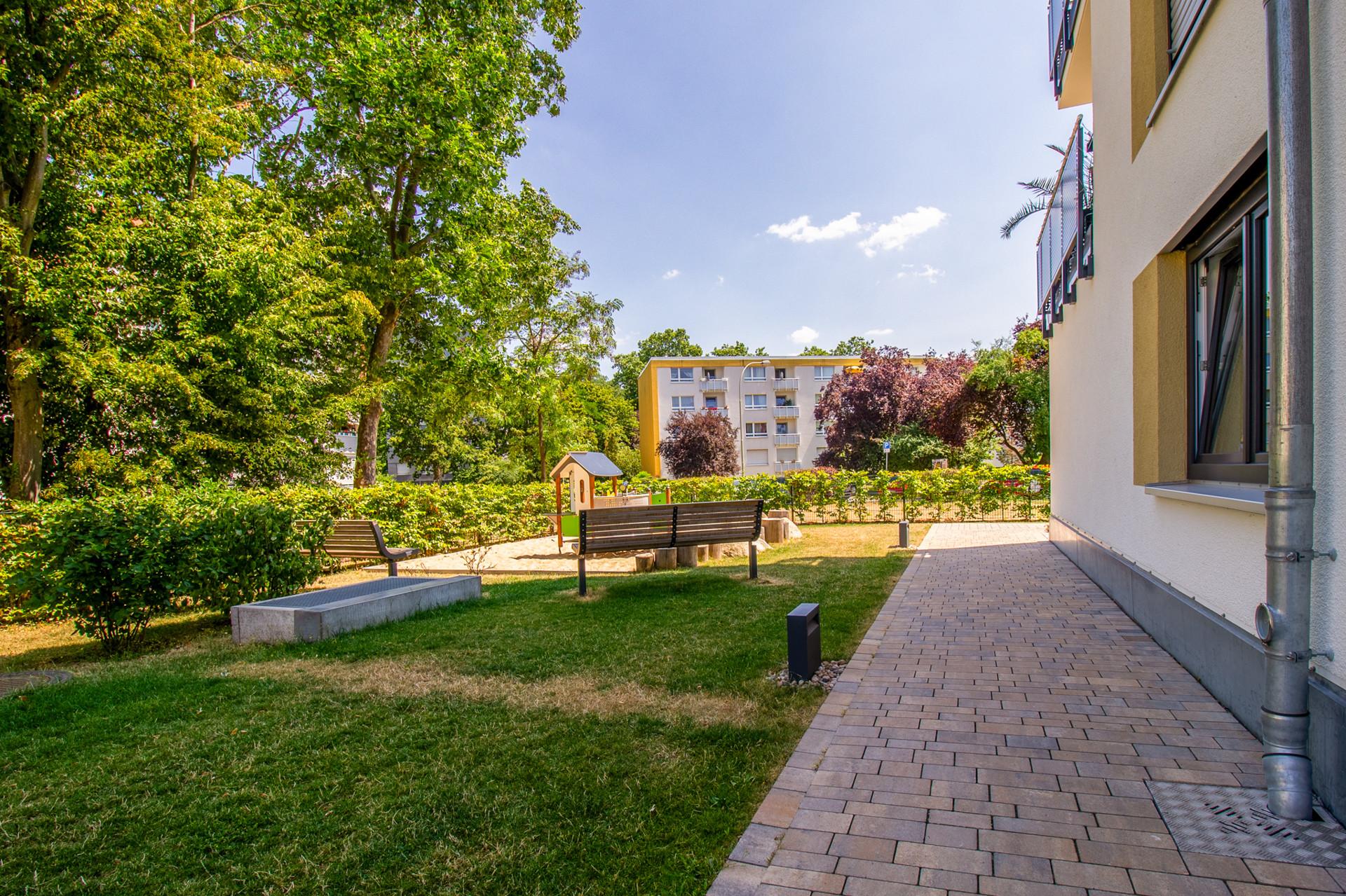 Luxuriöse Eigentumswohnung mit Whirlpool, Balkon und TG-Stellplatz (Erbpacht) - Garten
