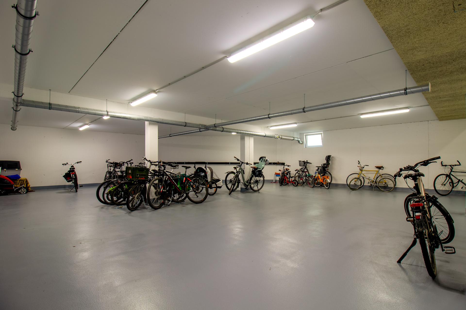 Luxuriöse Eigentumswohnung mit Whirlpool, Balkon und TG-Stellplatz (Erbpacht) - Fahrradkeller