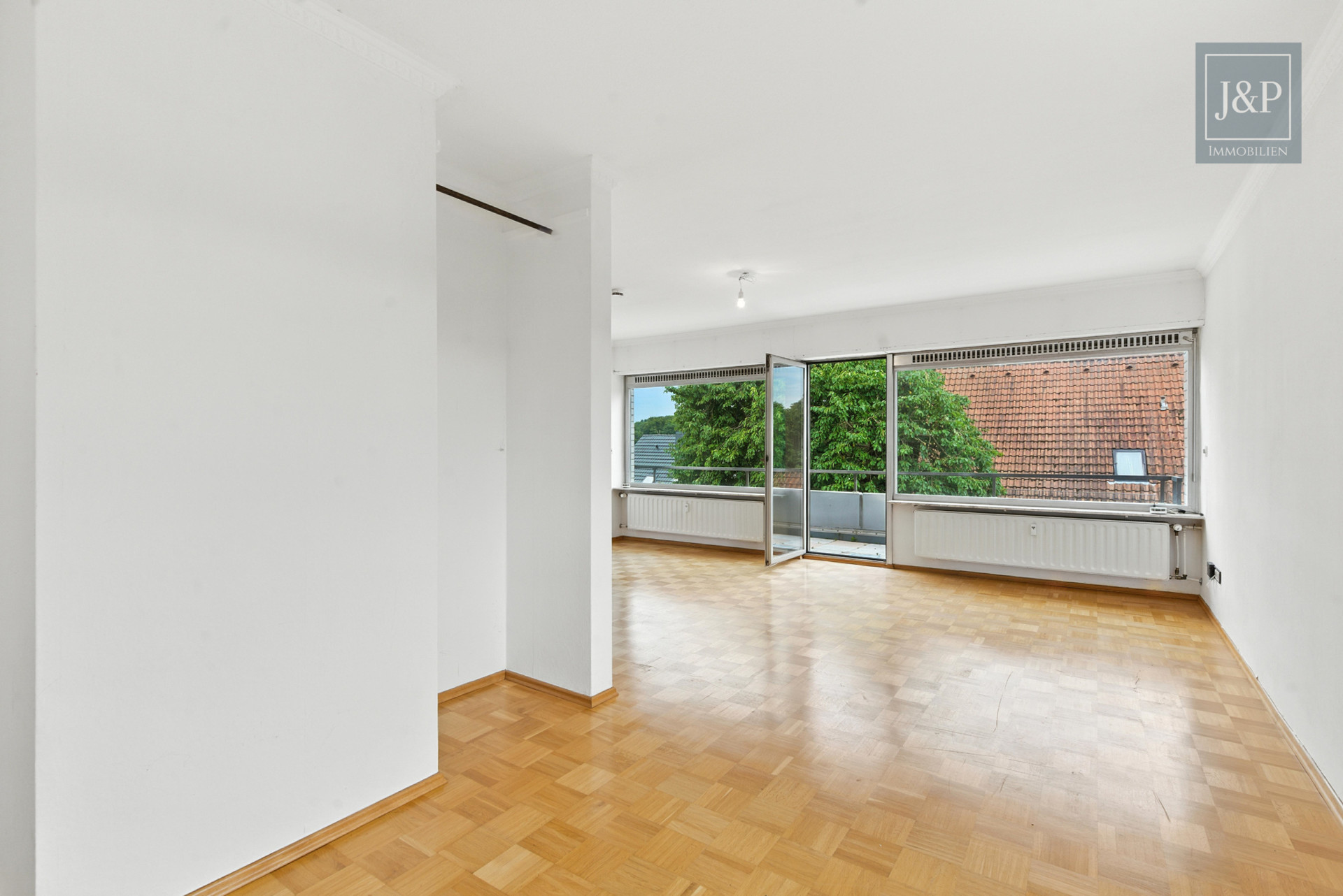 Mehrgenerationenwohnen oder Kapitalanlage – Mehrfamilienhaus mit vier Einheiten in Bestlage! - Wohnzimmer 1.OG rechts
