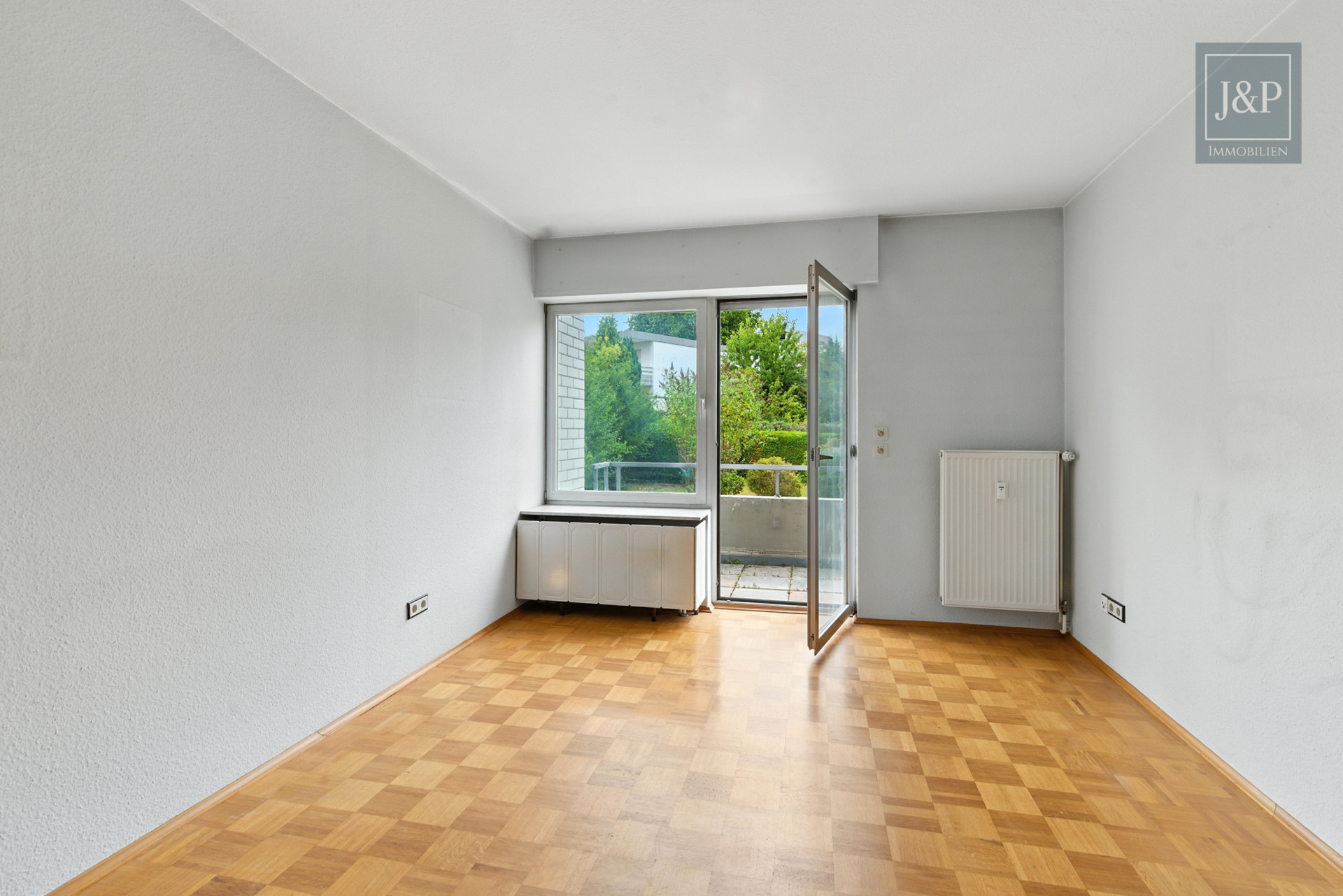 Mehrgenerationenwohnen oder Kapitalanlage – Mehrfamilienhaus mit vier Einheiten in Bestlage! - Wohnzimmer 1.OG links