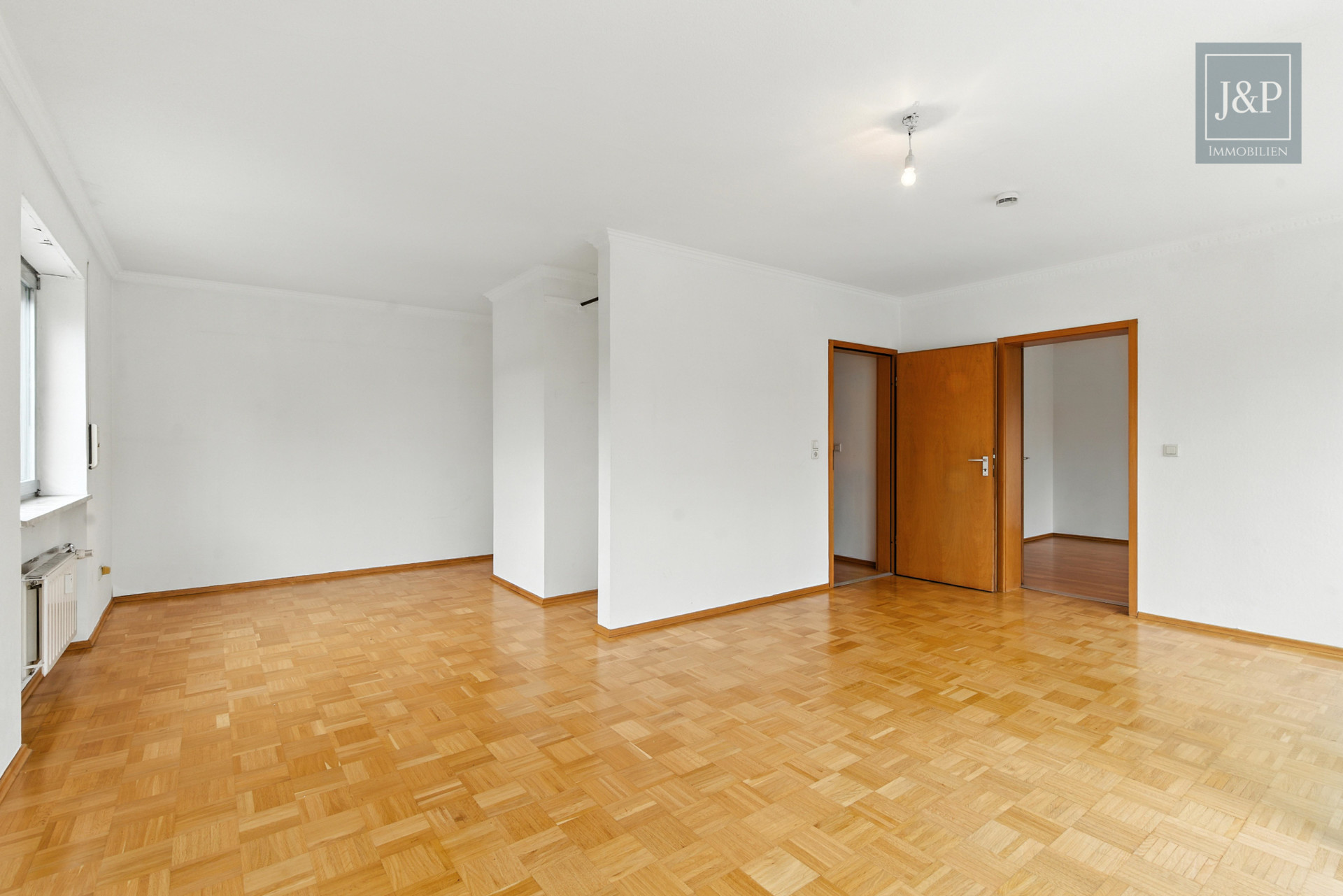 Mehrgenerationenwohnen oder Kapitalanlage – Mehrfamilienhaus mit vier Einheiten in Bestlage! - Wohnzimmer 1.OG rechts