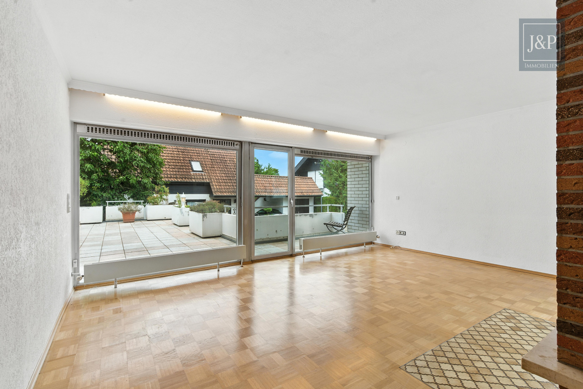 Mehrgenerationenwohnen oder Kapitalanlage – Mehrfamilienhaus mit vier Einheiten in Bestlage! - Wohnzimmer EG