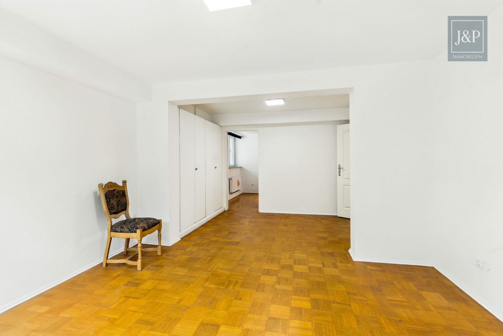 Mehrgenerationenwohnen oder Kapitalanlage – Mehrfamilienhaus mit vier Einheiten in Bestlage! - Wohnzimmer ELW